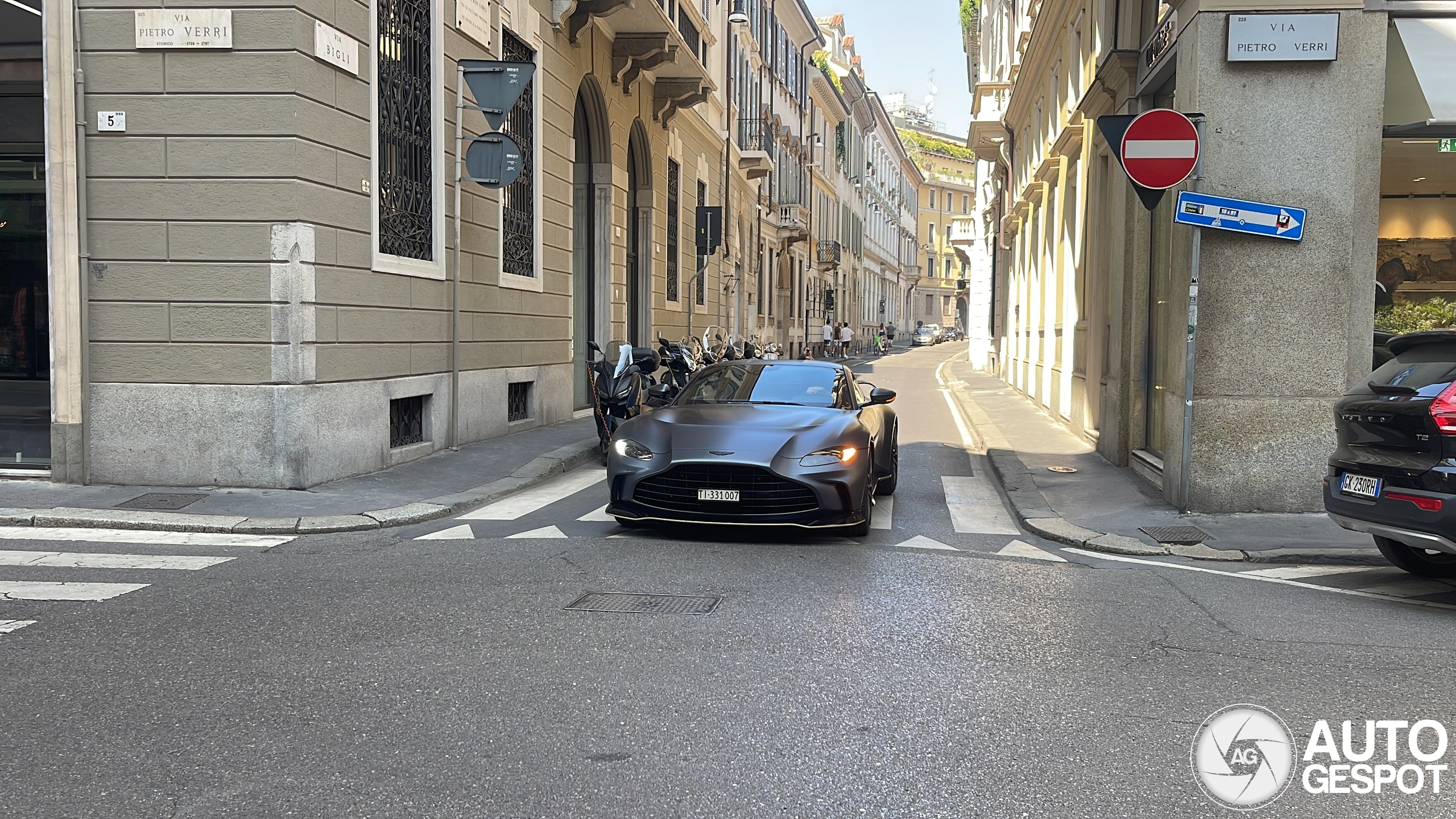 Aston Martin V12 Vantage 2023