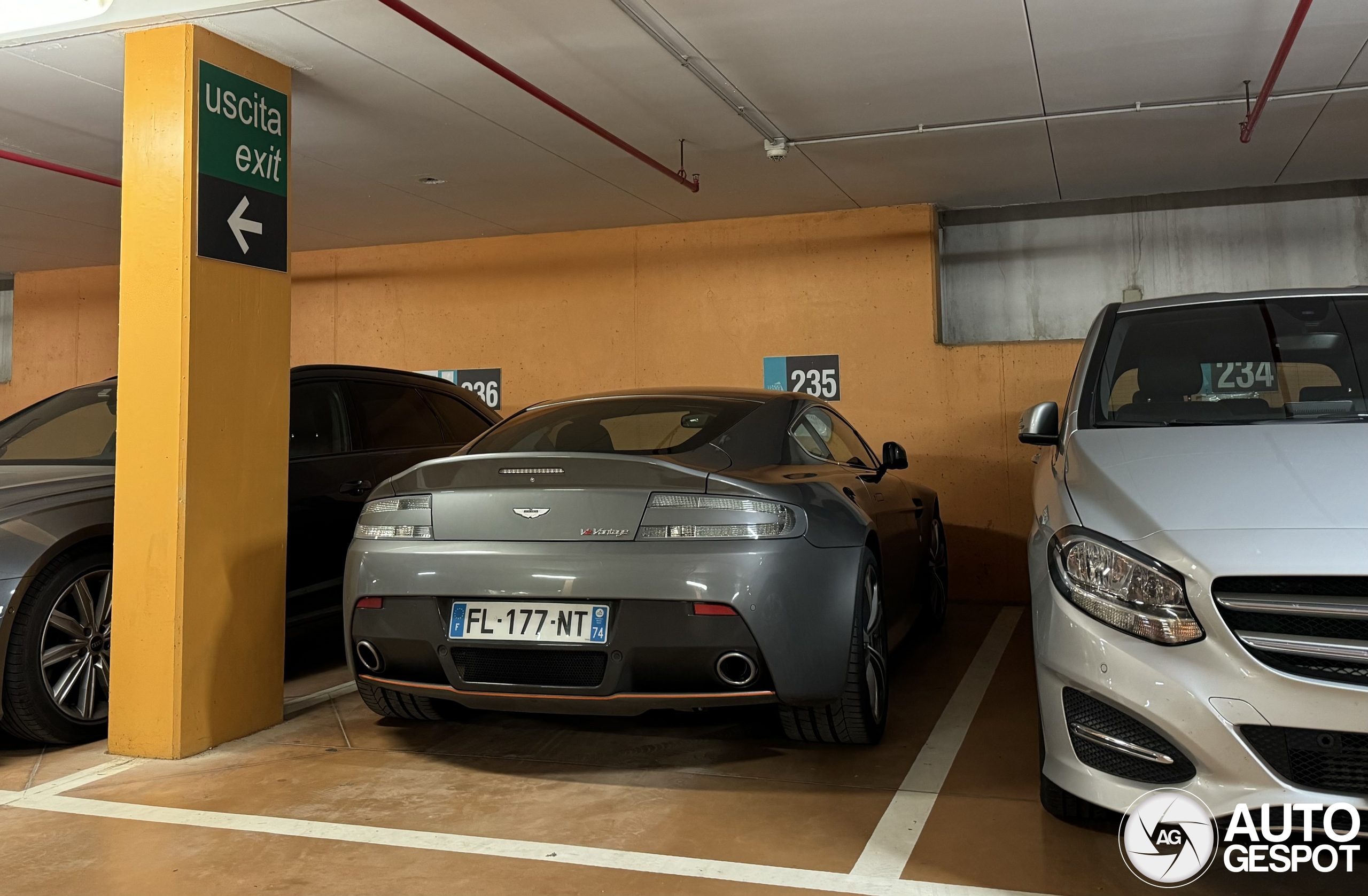 Aston Martin V12 Vantage