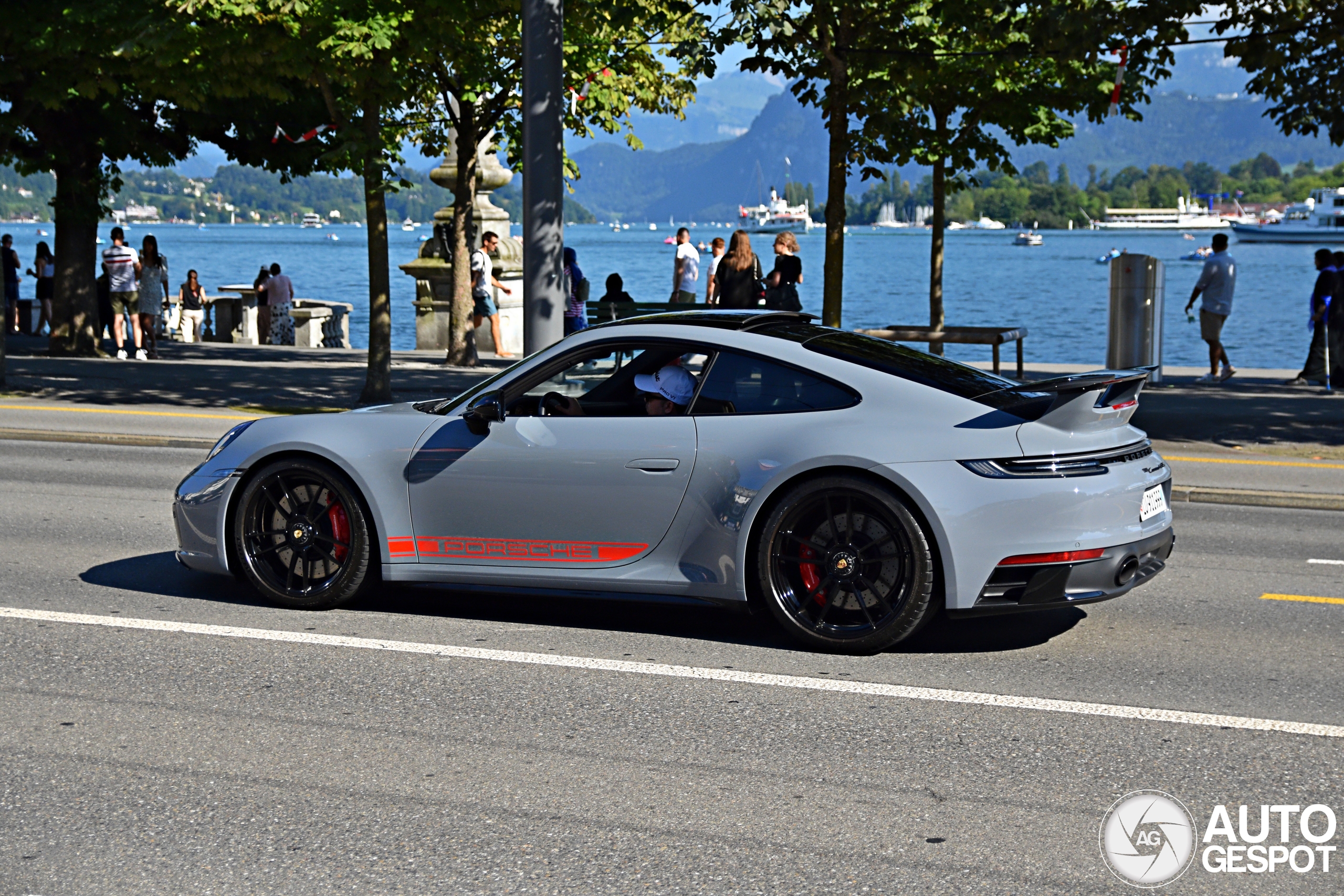 Porsche 992 Carrera 4 GTS