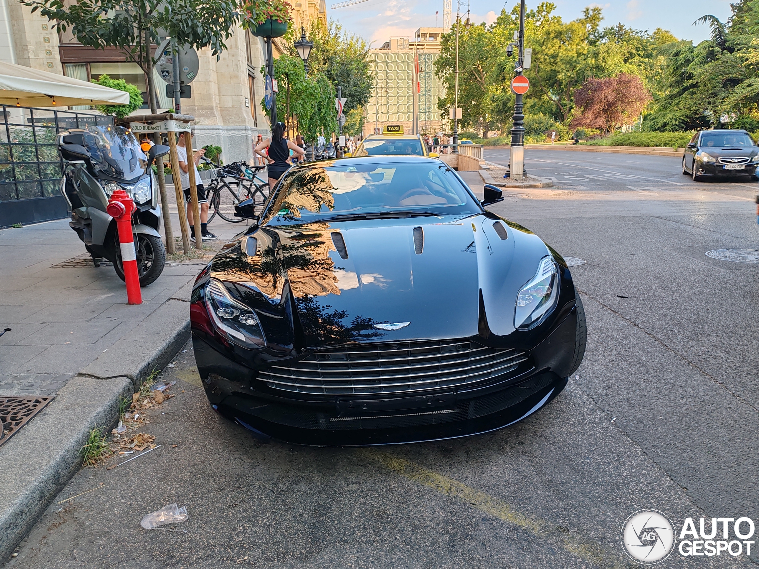 Aston Martin DB11