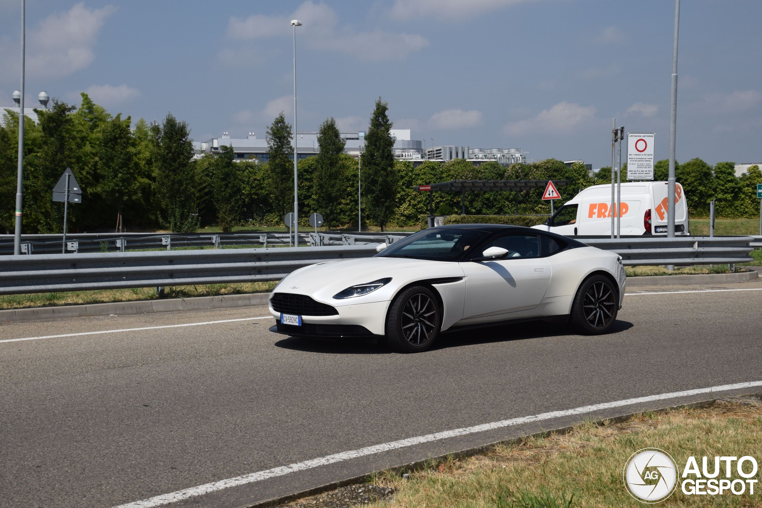 Aston Martin DB11 V8