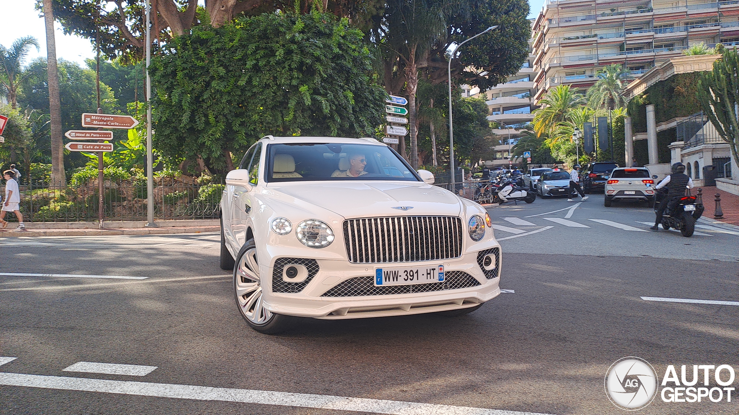 Bentley Bentayga Azure EWB Qatar Edition