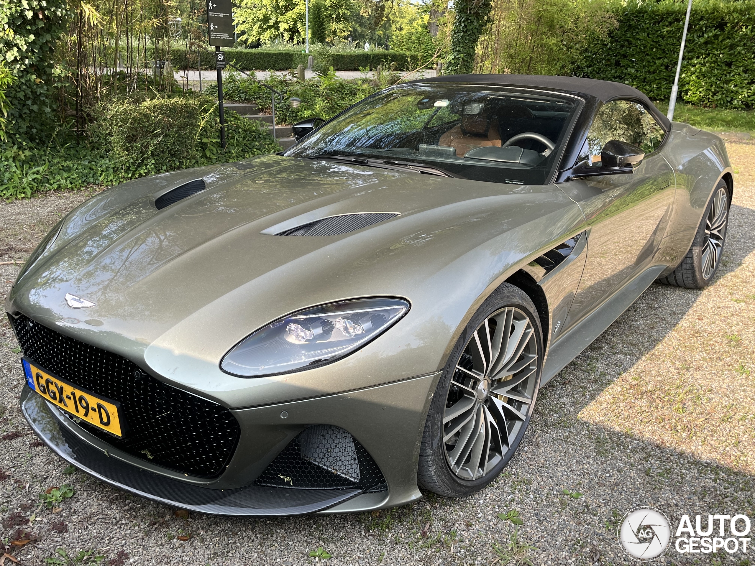 Aston Martin DBS Superleggera Volante