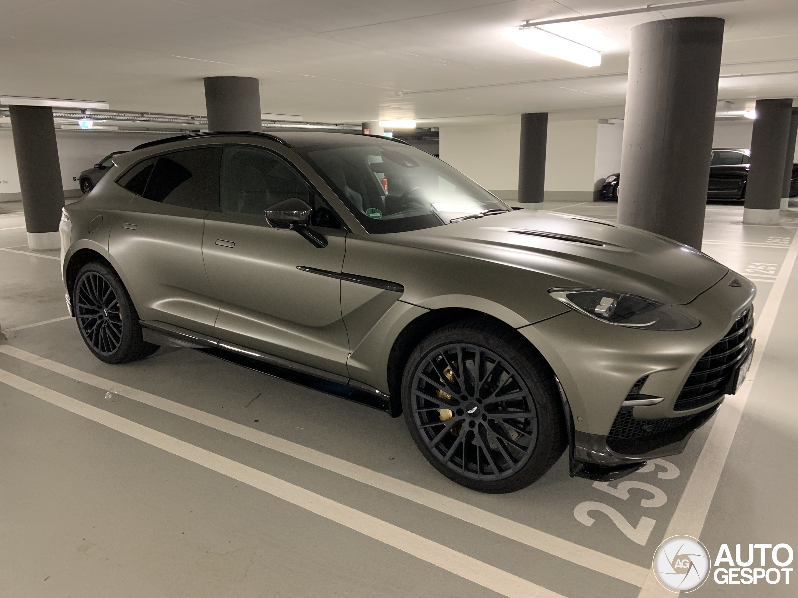 Aston Martin DBX707