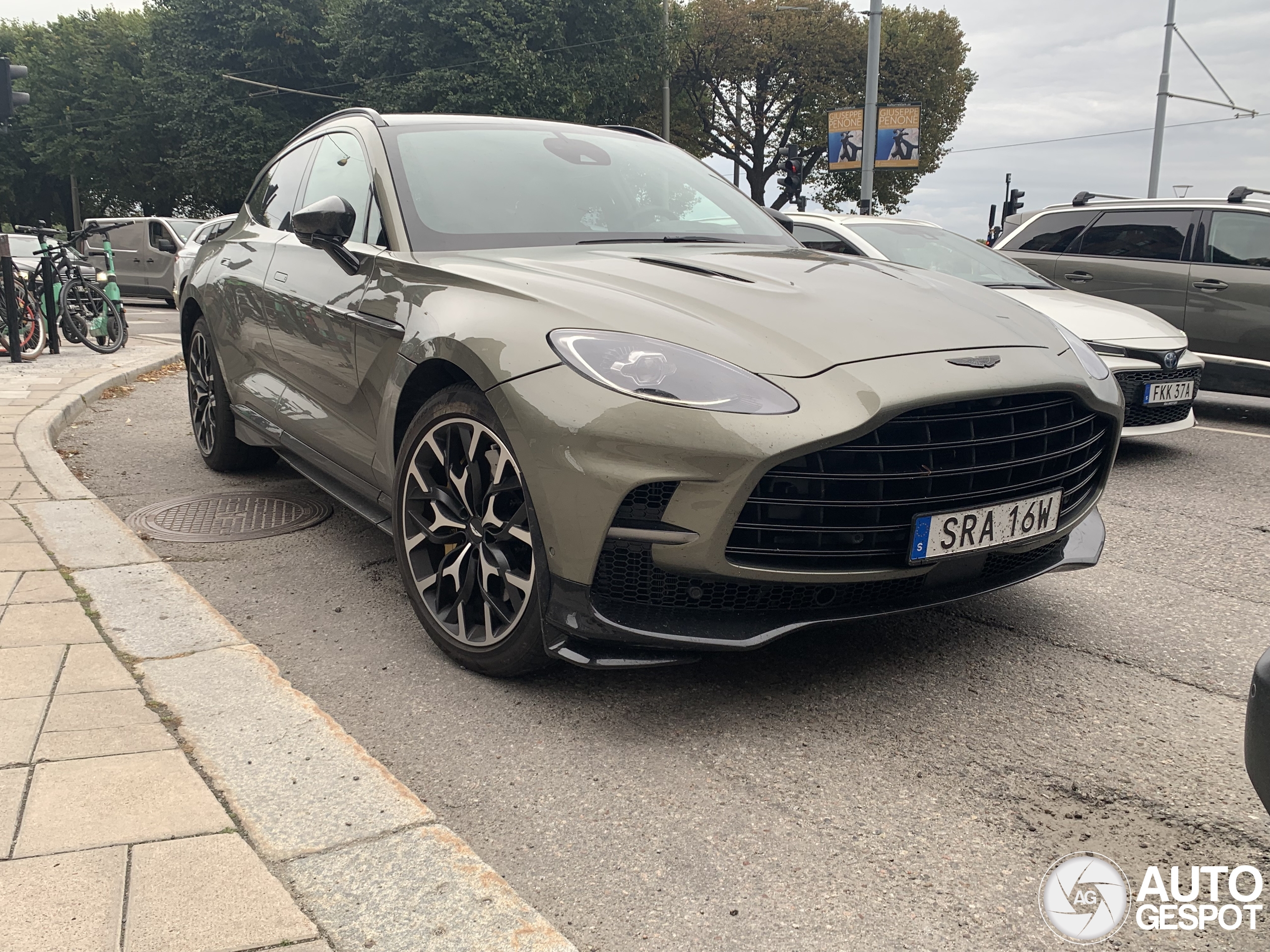 Aston Martin DBX707