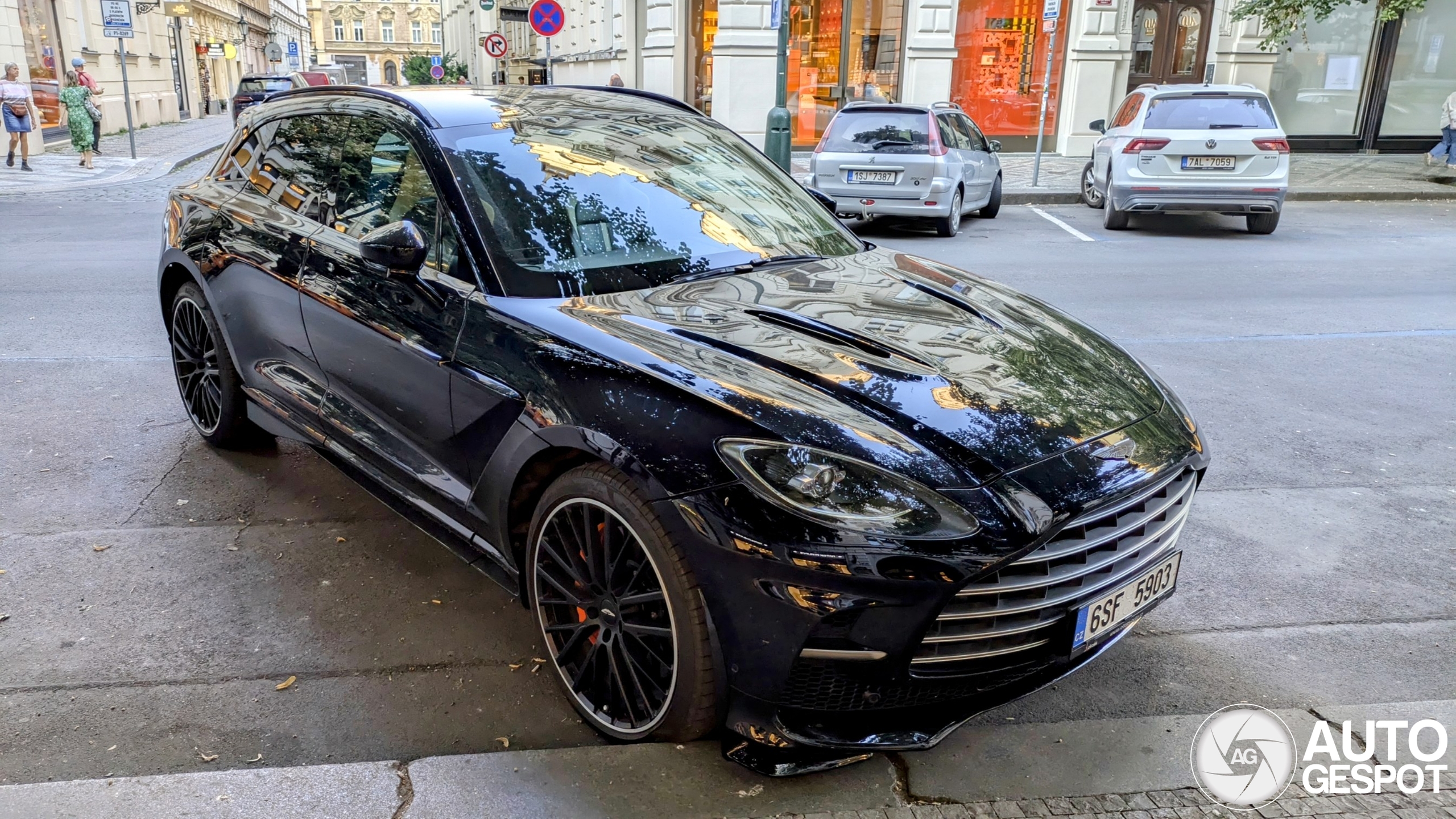 Aston Martin DBX707