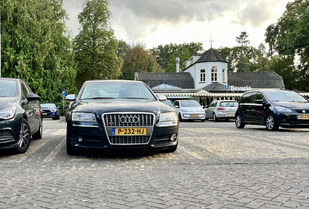 Audi S8 D3