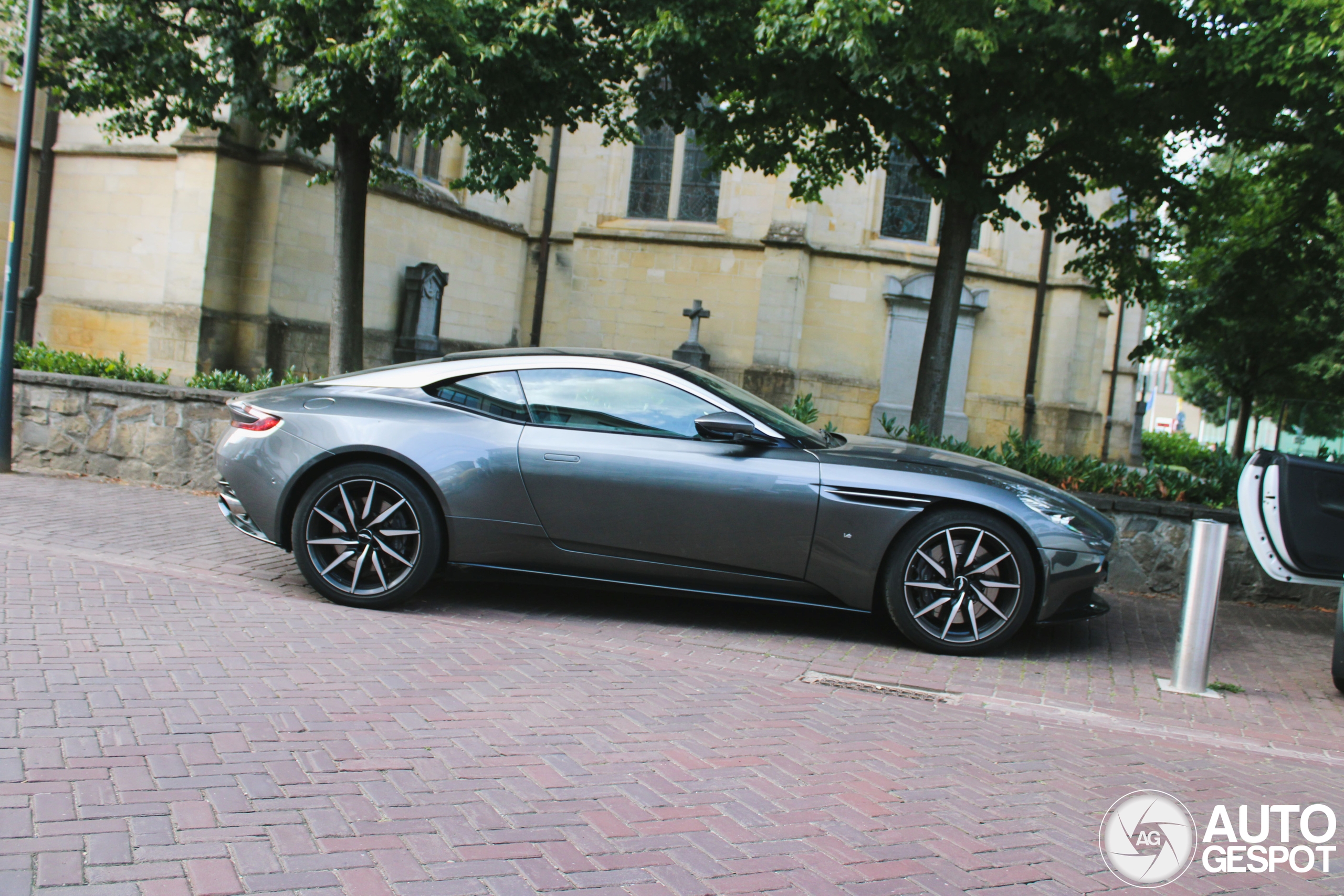 Aston Martin DB11