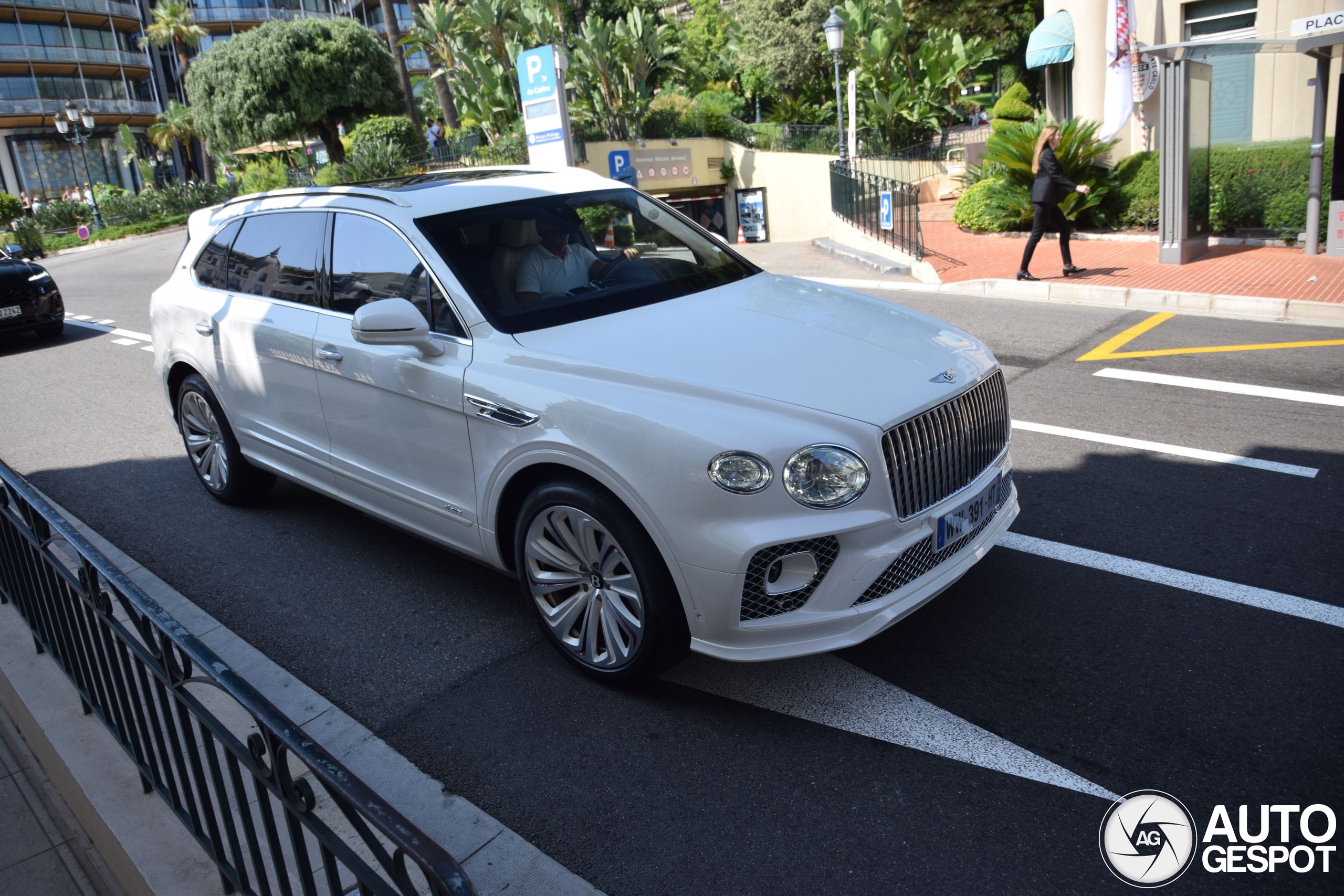 Bentley Bentayga Azure EWB Qatar Edition