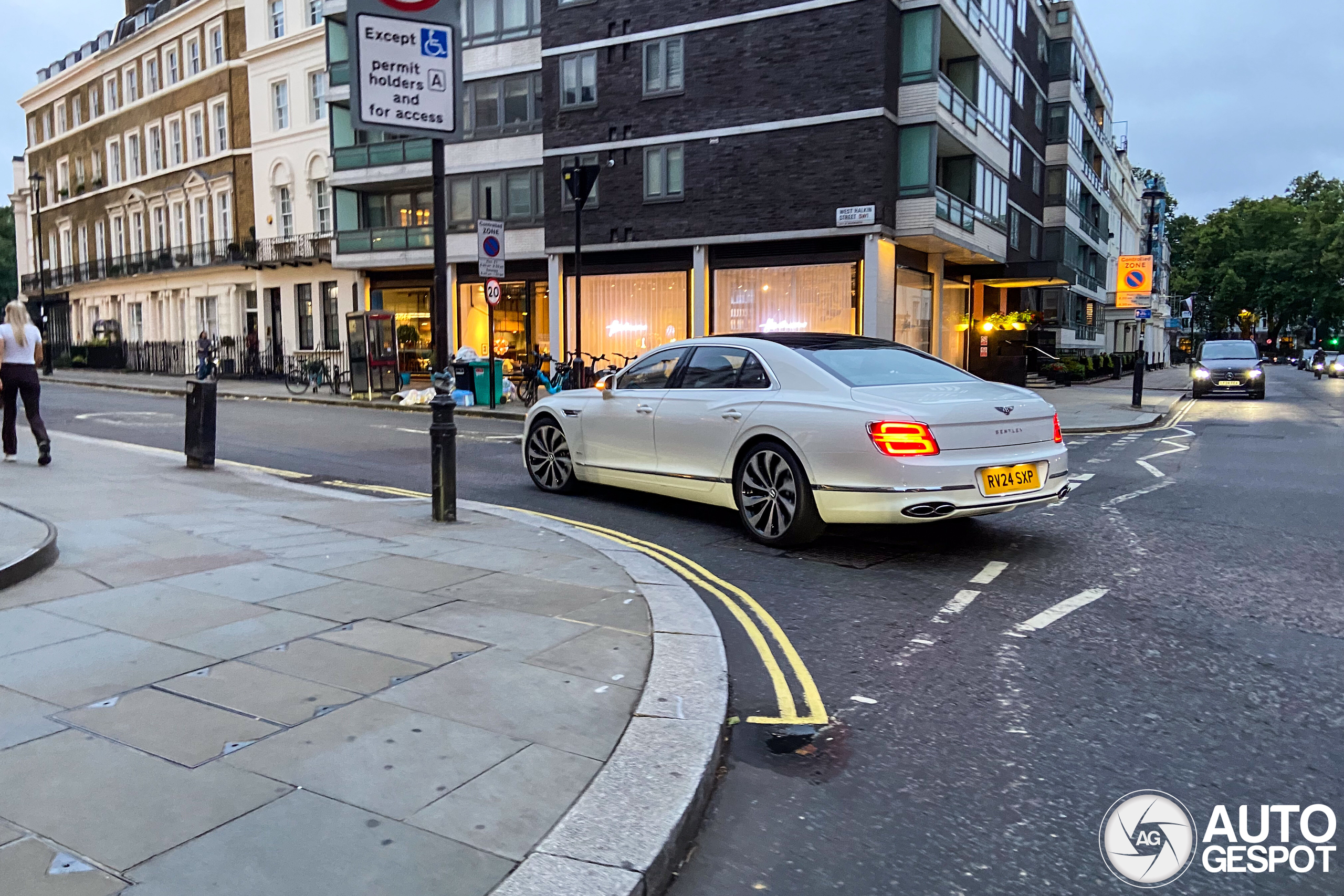 Bentley Flying Spur V8 Azure