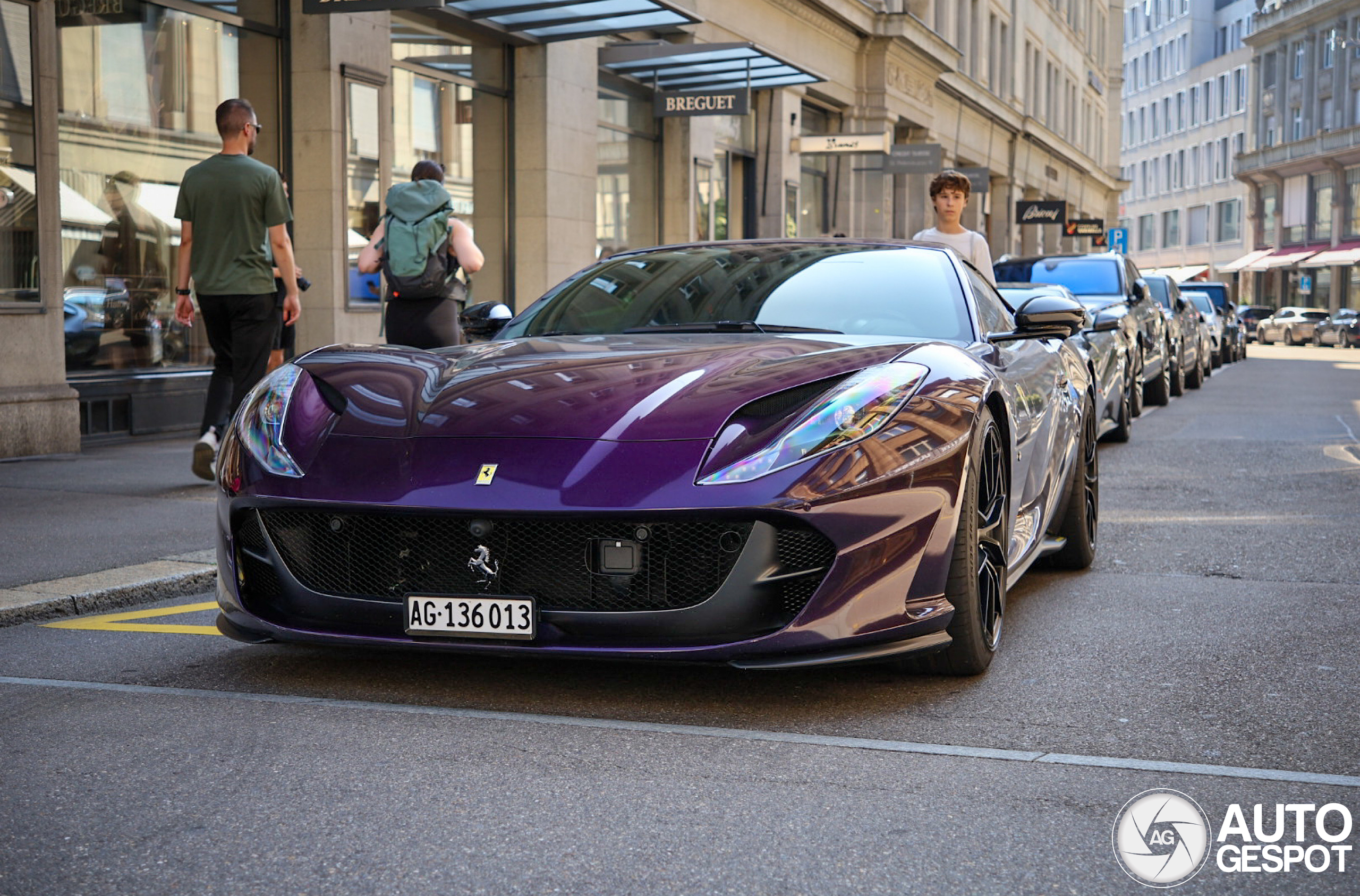 Ferrari 812 Superfast u Viola Hongkongu: Uočena sedma ljubičasta lepotica