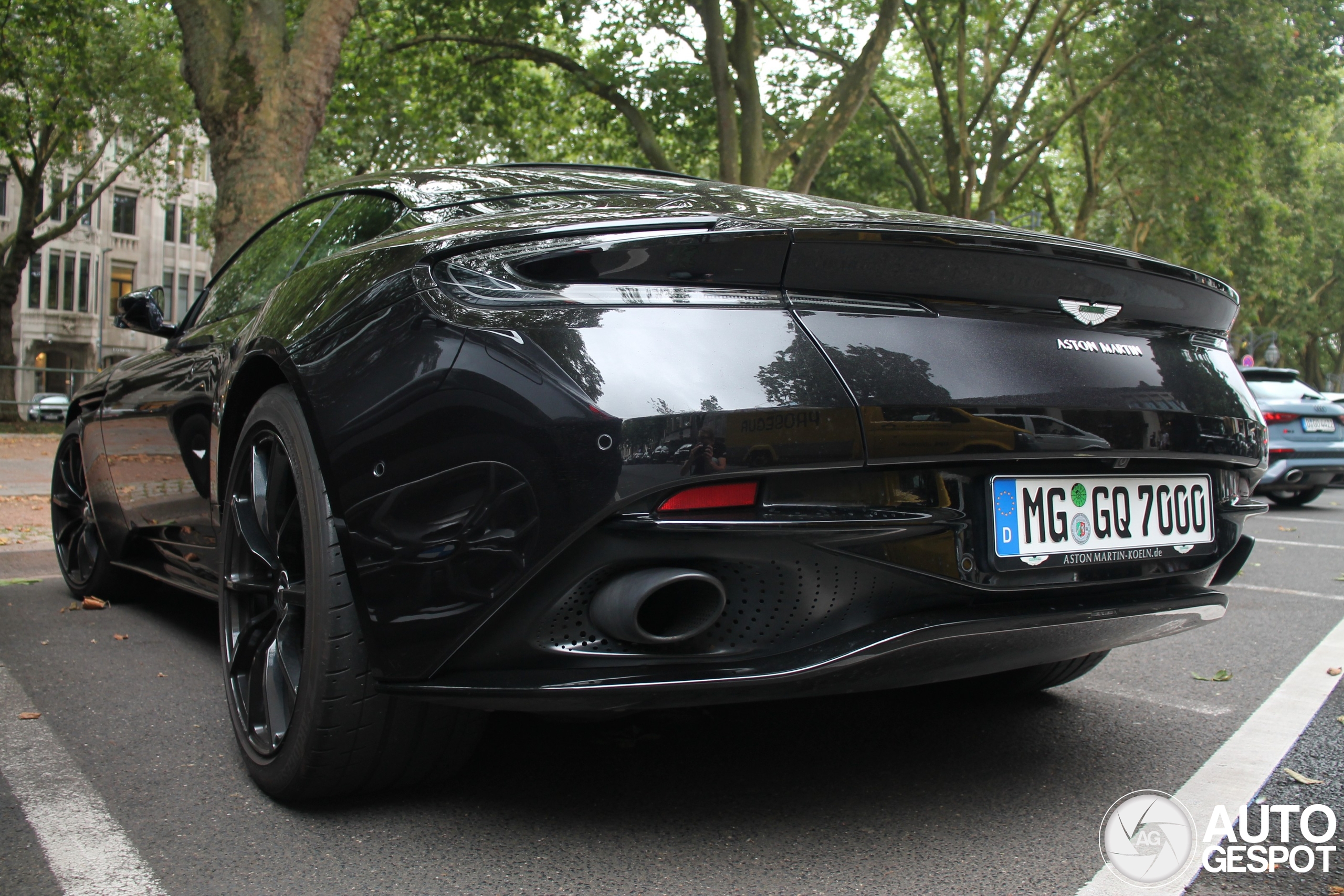 Aston Martin DB11 AMR