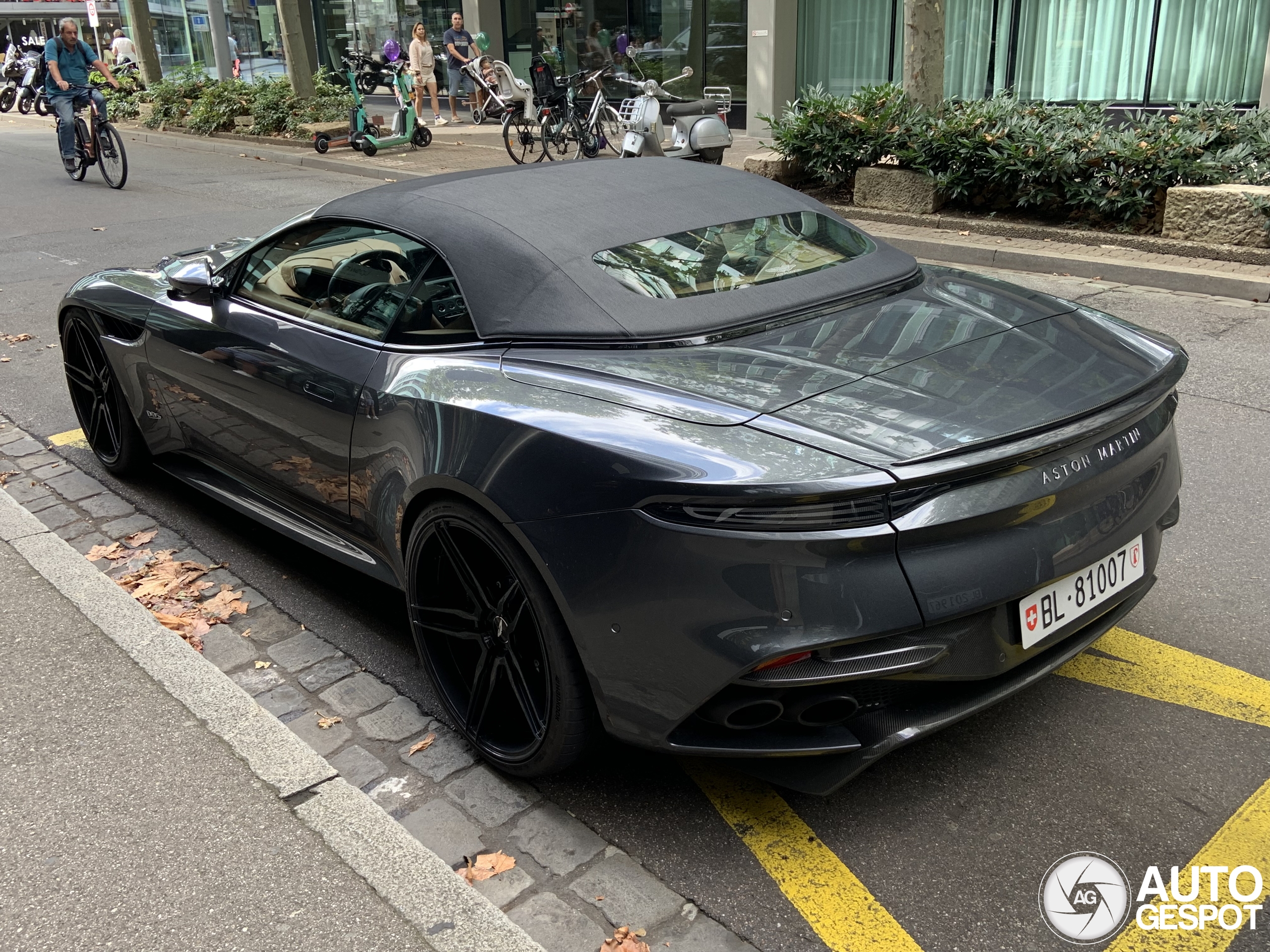 Aston Martin DBS Superleggera Volante