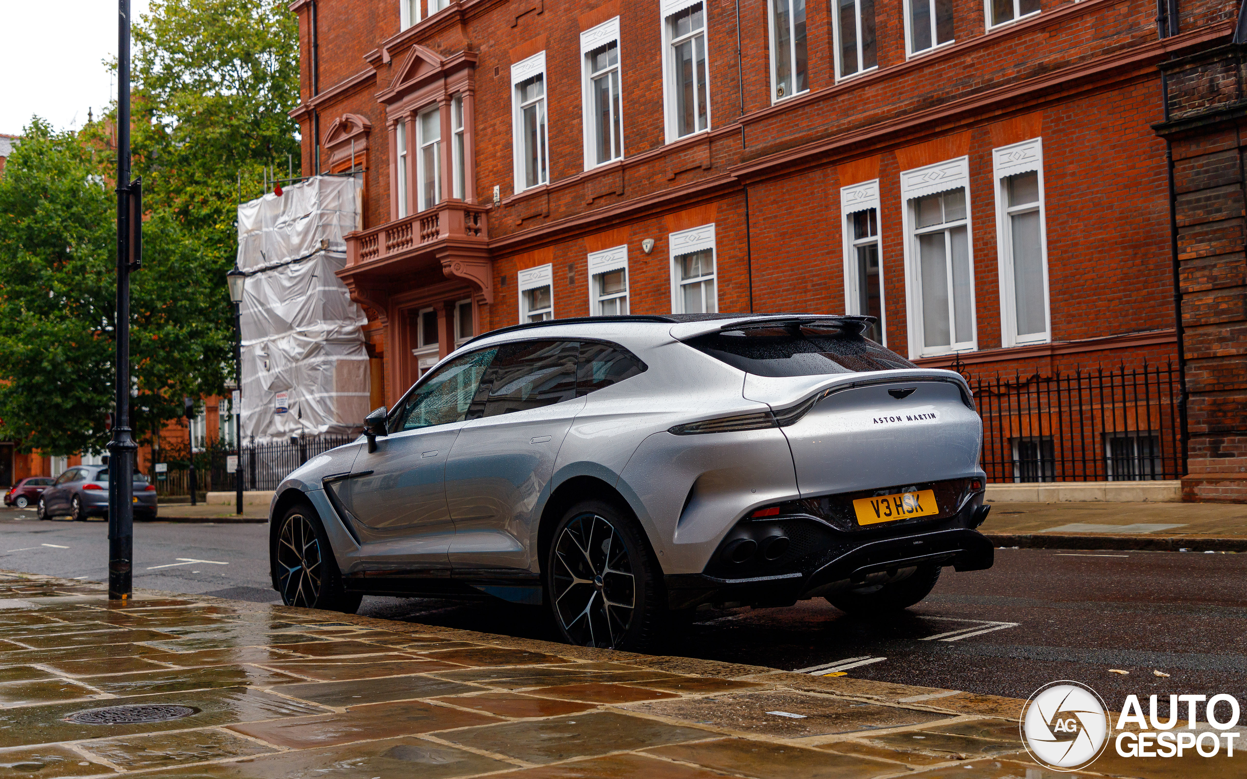 Aston Martin DBX707