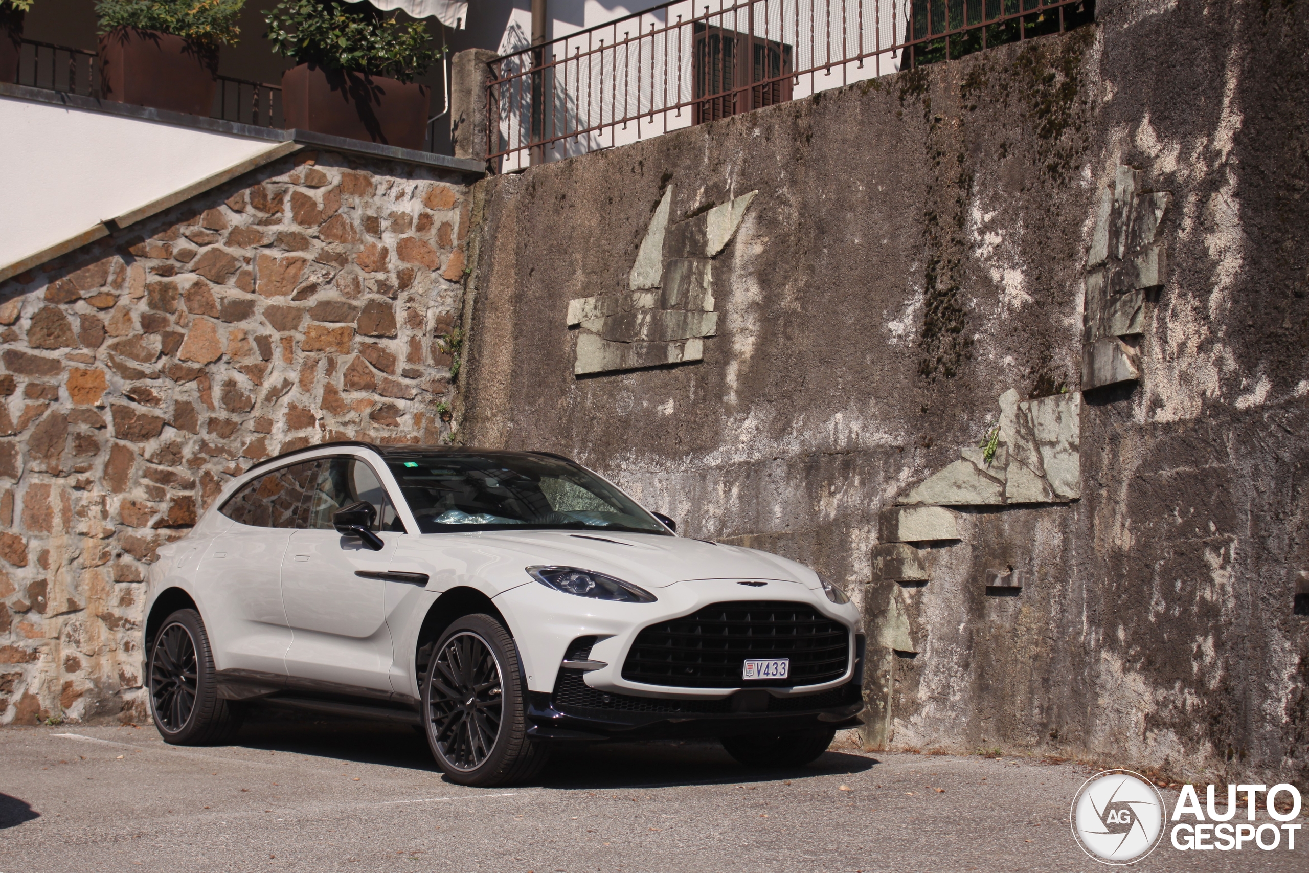 Aston Martin DBX707