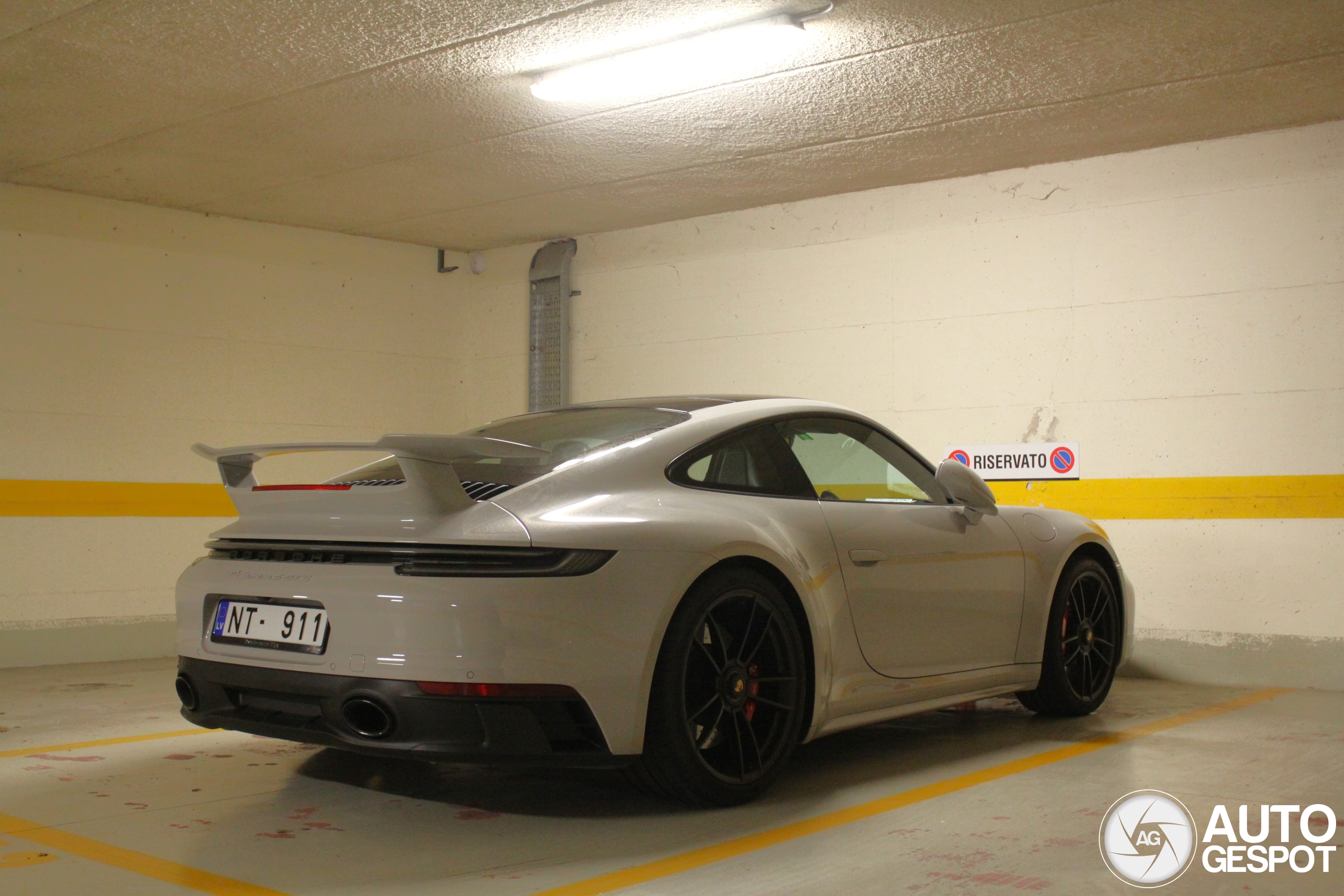 Porsche 992 Carrera 4 GTS