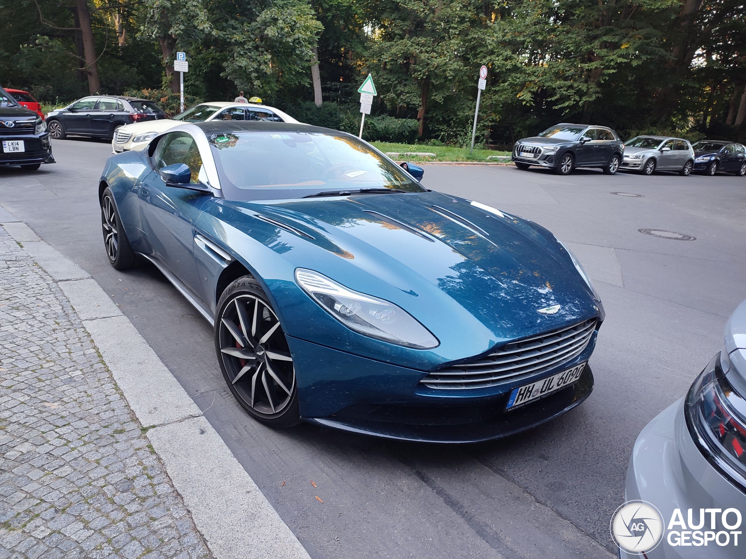 Aston Martin DB11