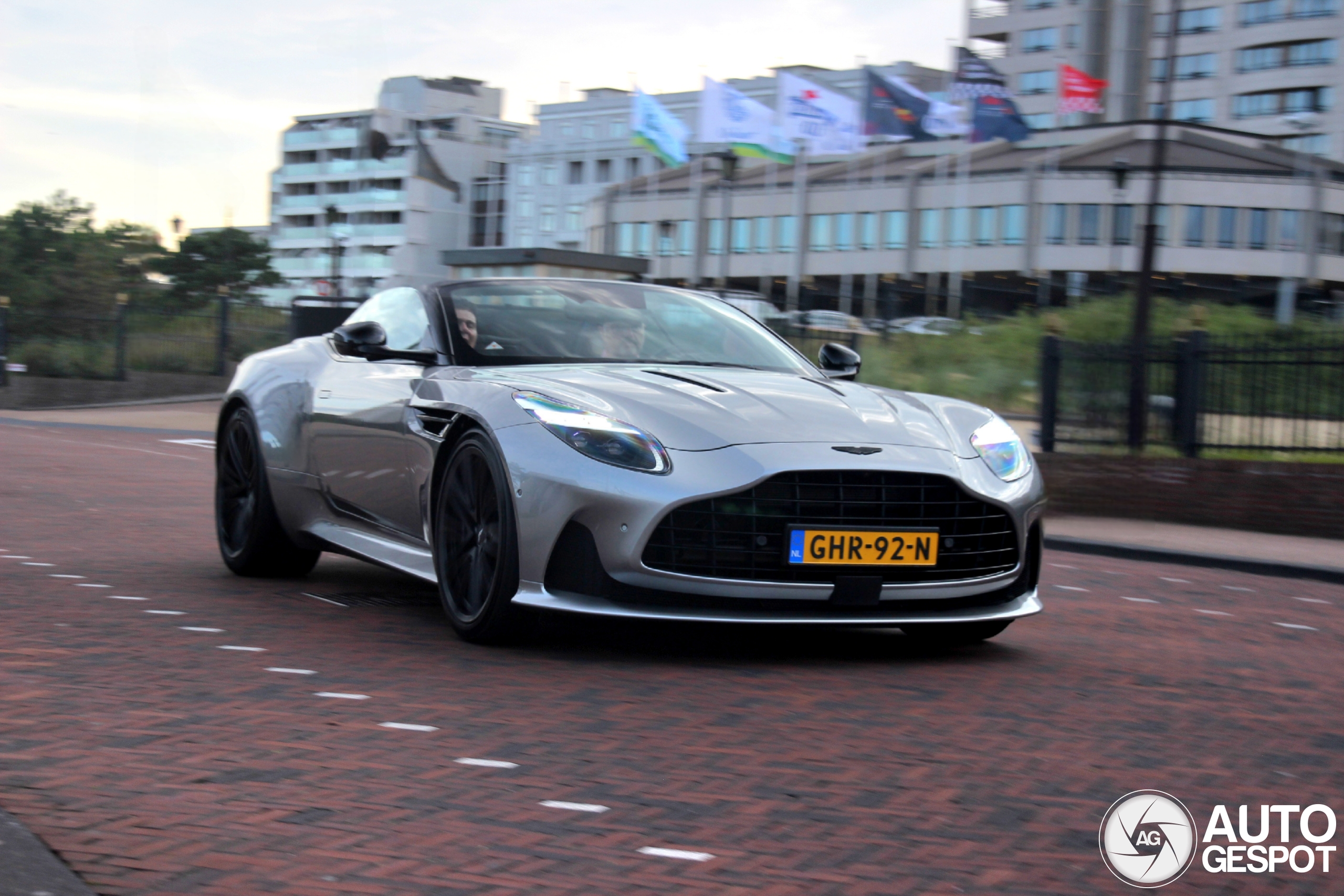 Aston Martin DB12 Volante