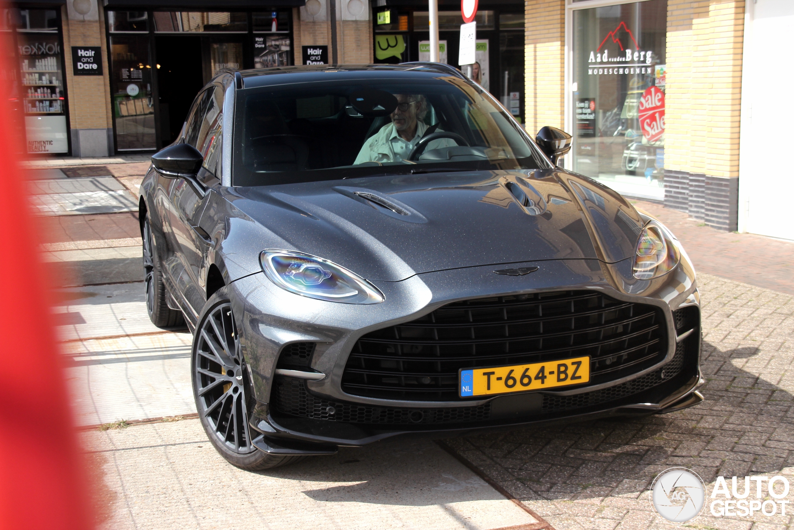 Aston Martin DBX707