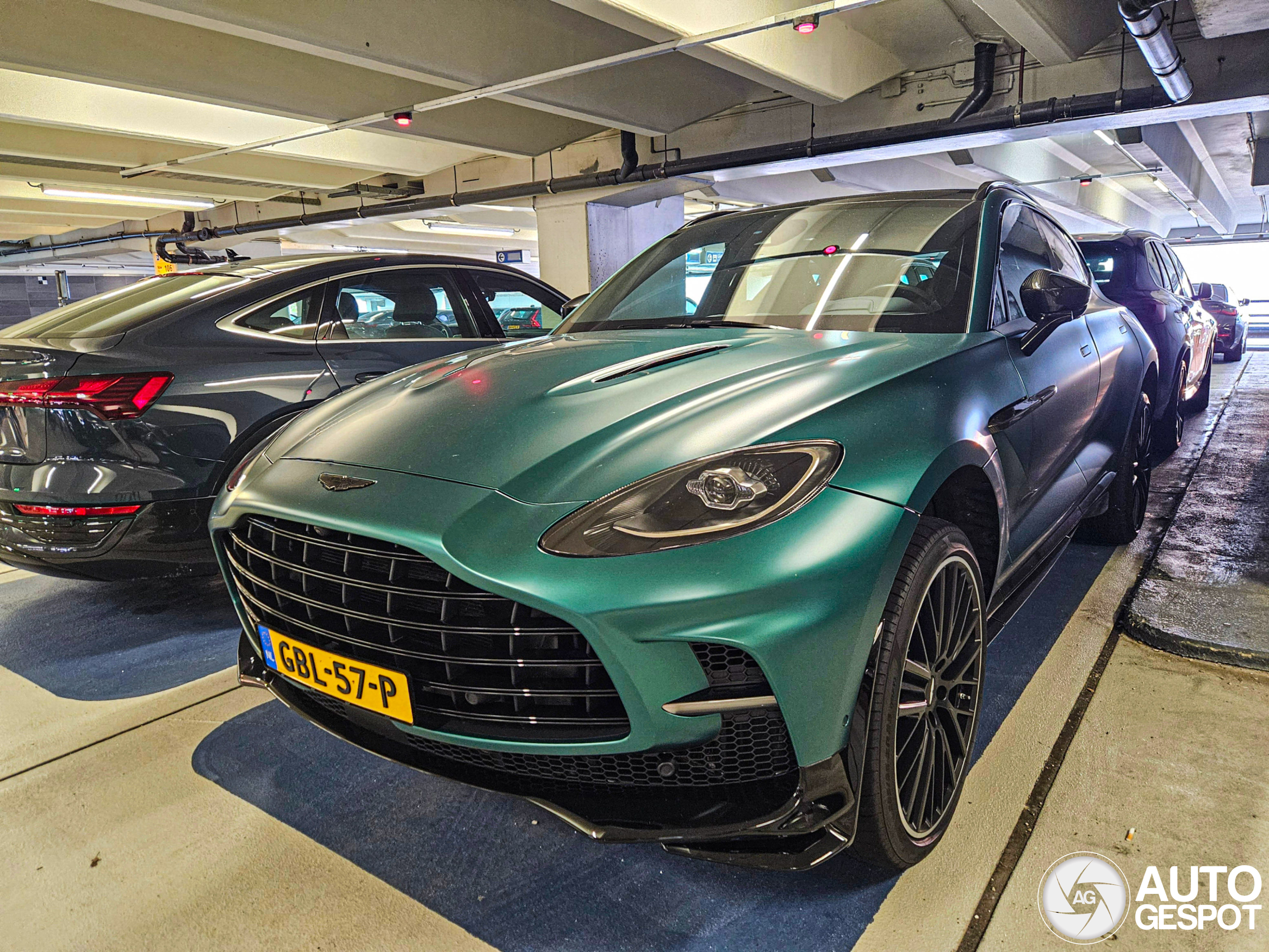 Aston Martin DBX707