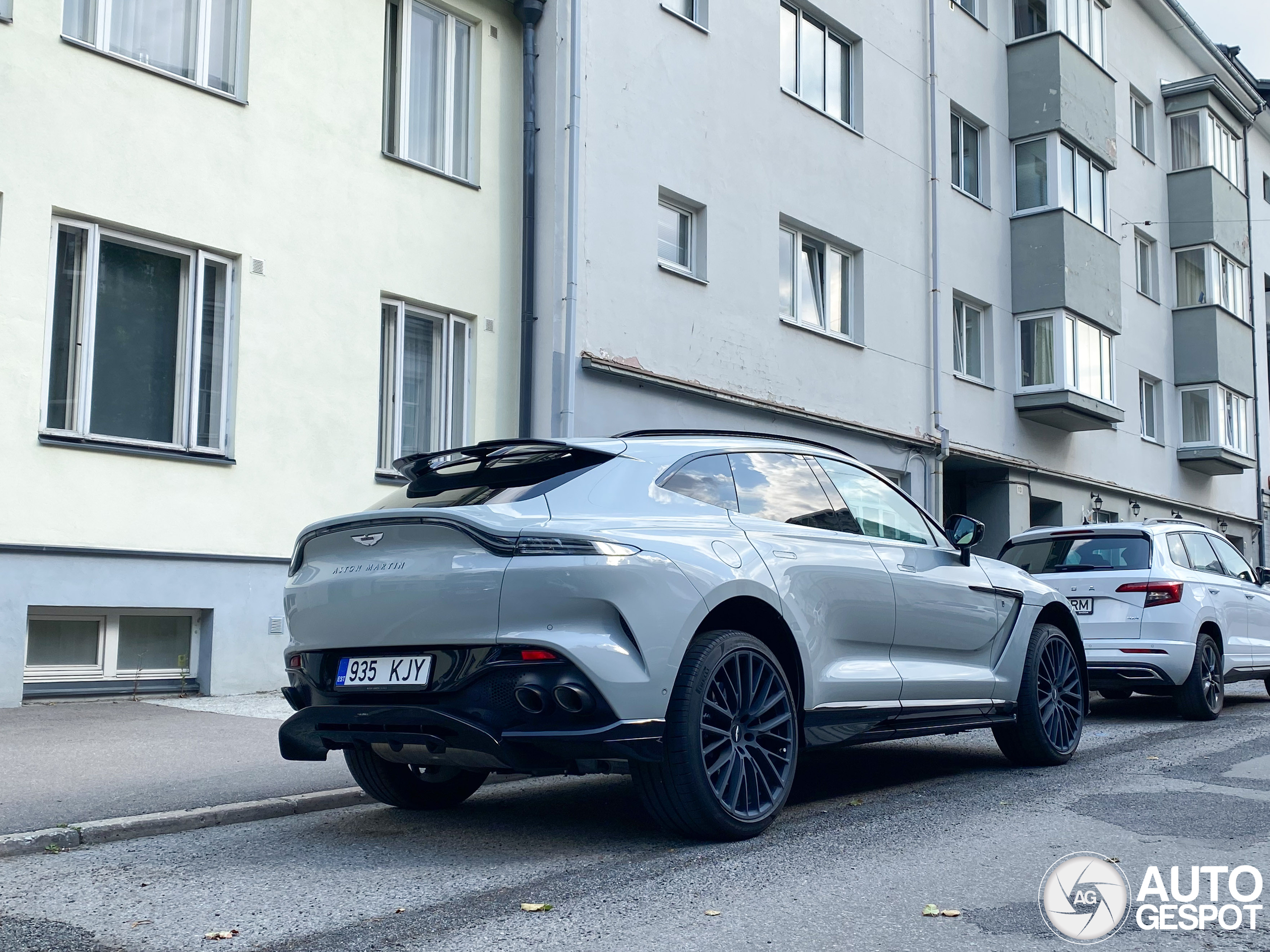 Aston Martin DBX707