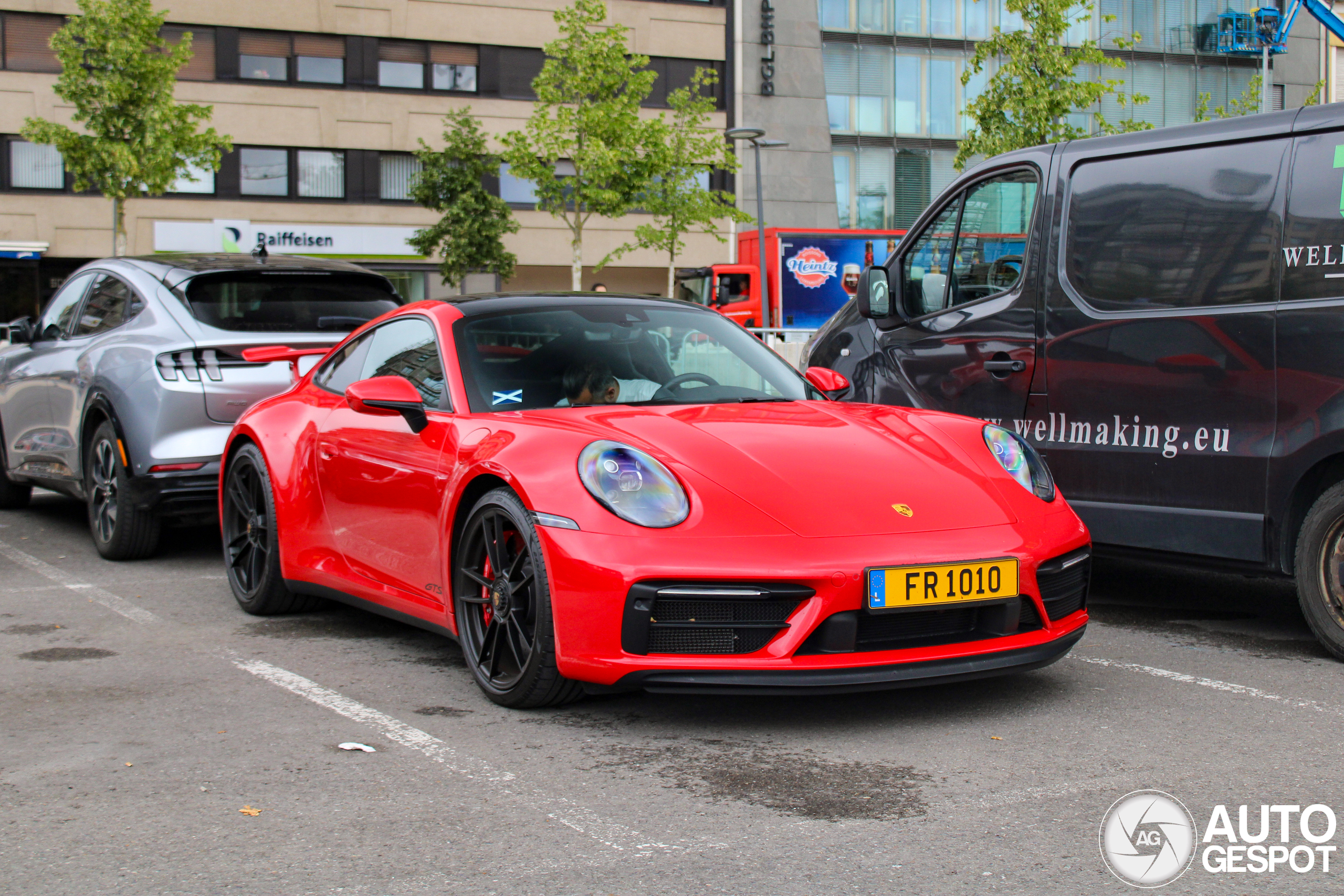 Porsche 992 Carrera 4 GTS