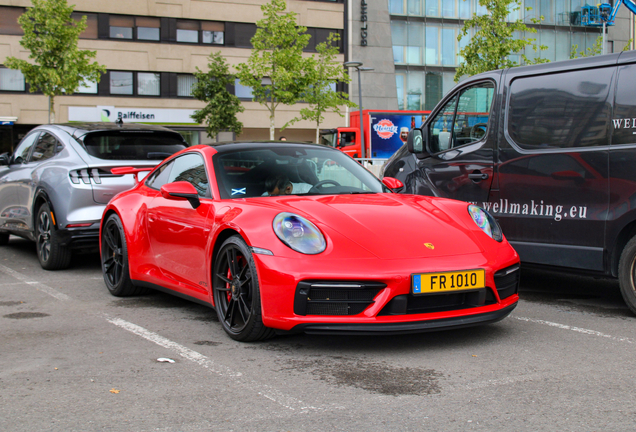 Porsche 992 Carrera 4 GTS