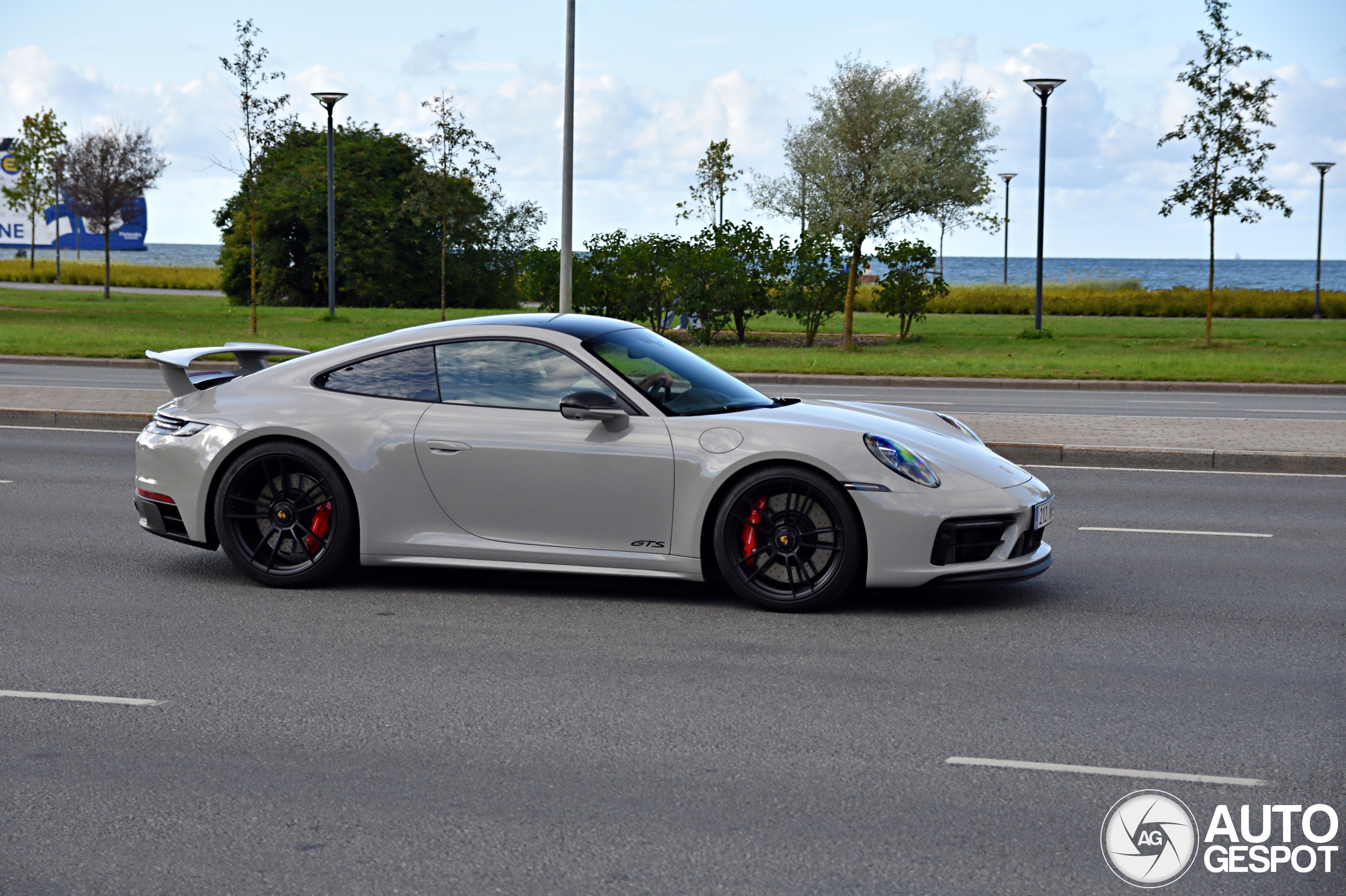 Porsche 992 Carrera 4 GTS