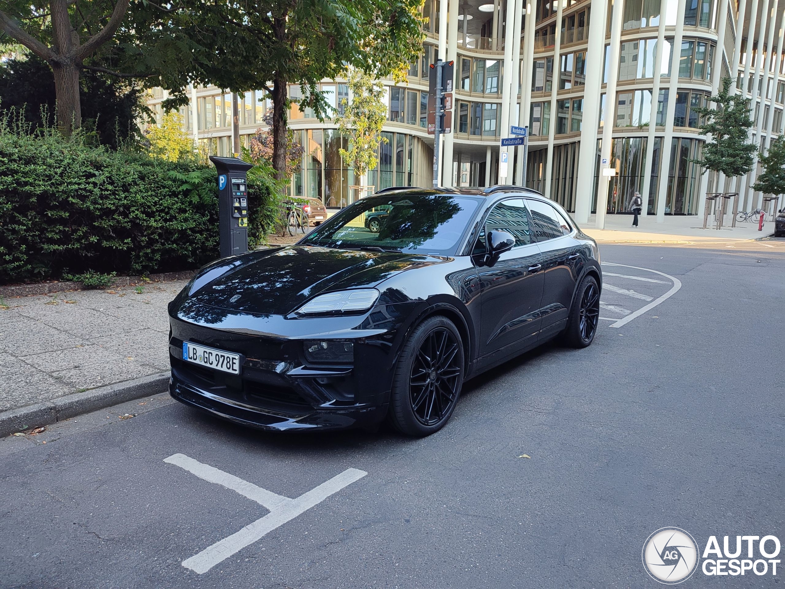 Porsche Macan EV Turbo