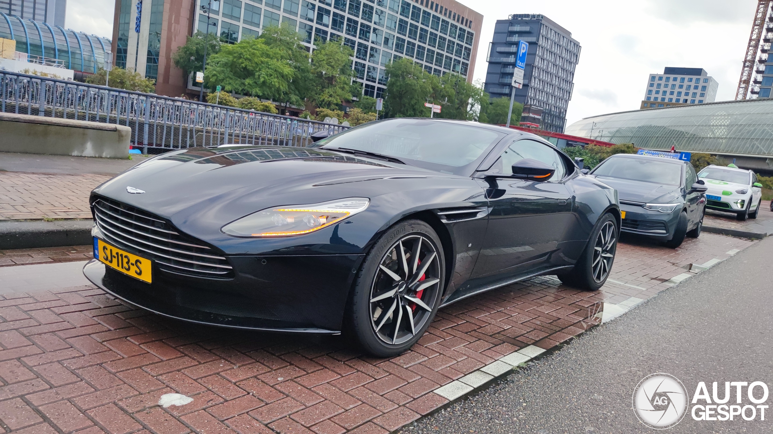 Aston Martin DB11