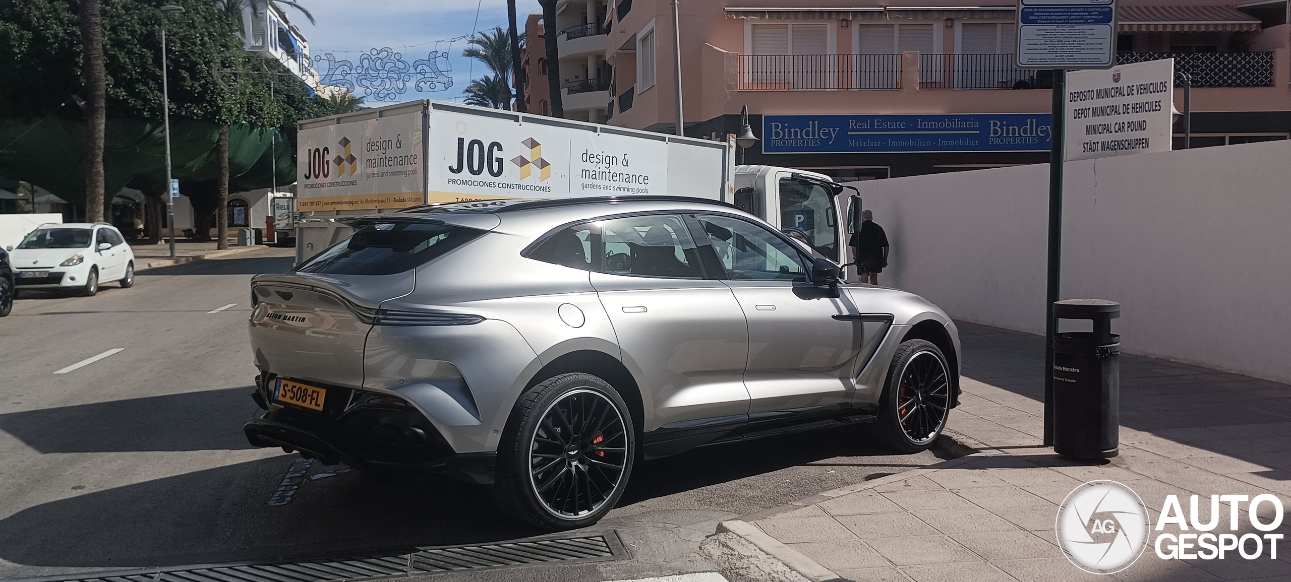 Aston Martin DBX707