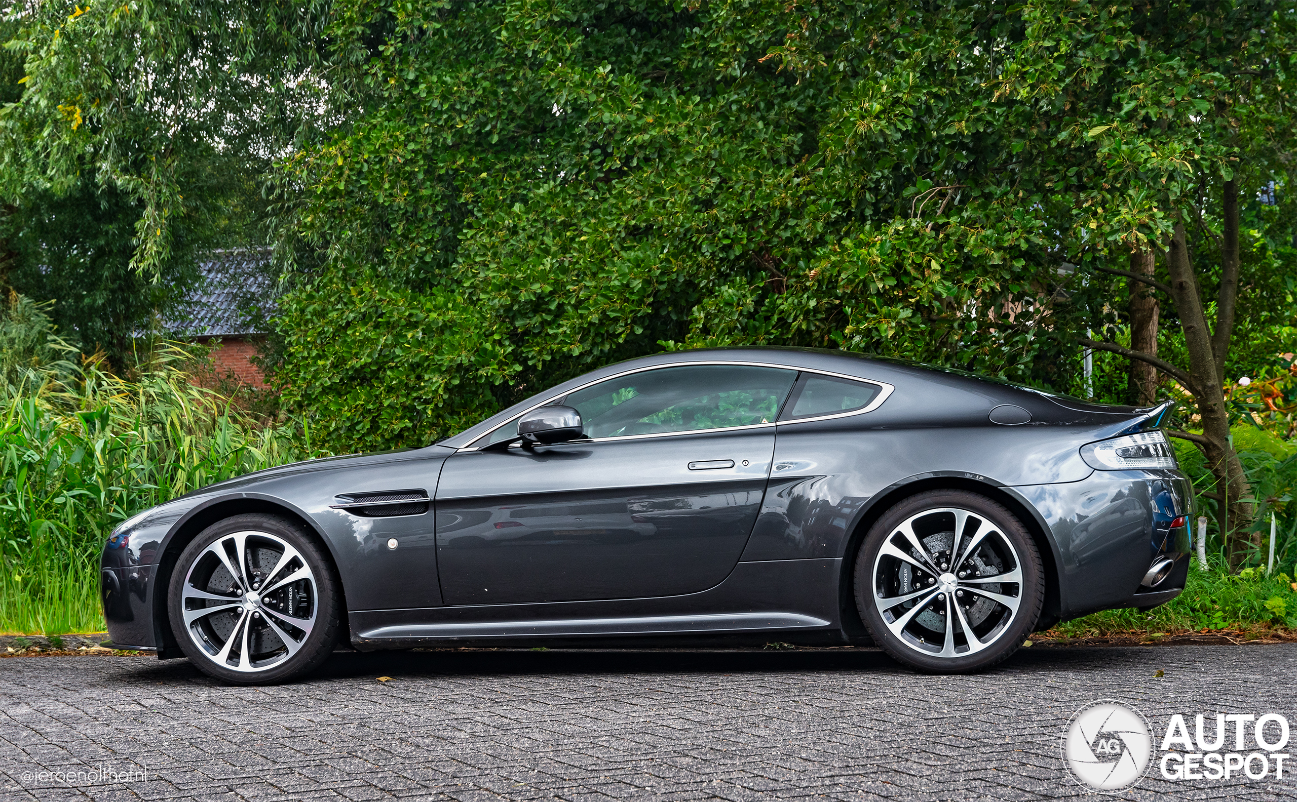 Aston Martin V12 Vantage