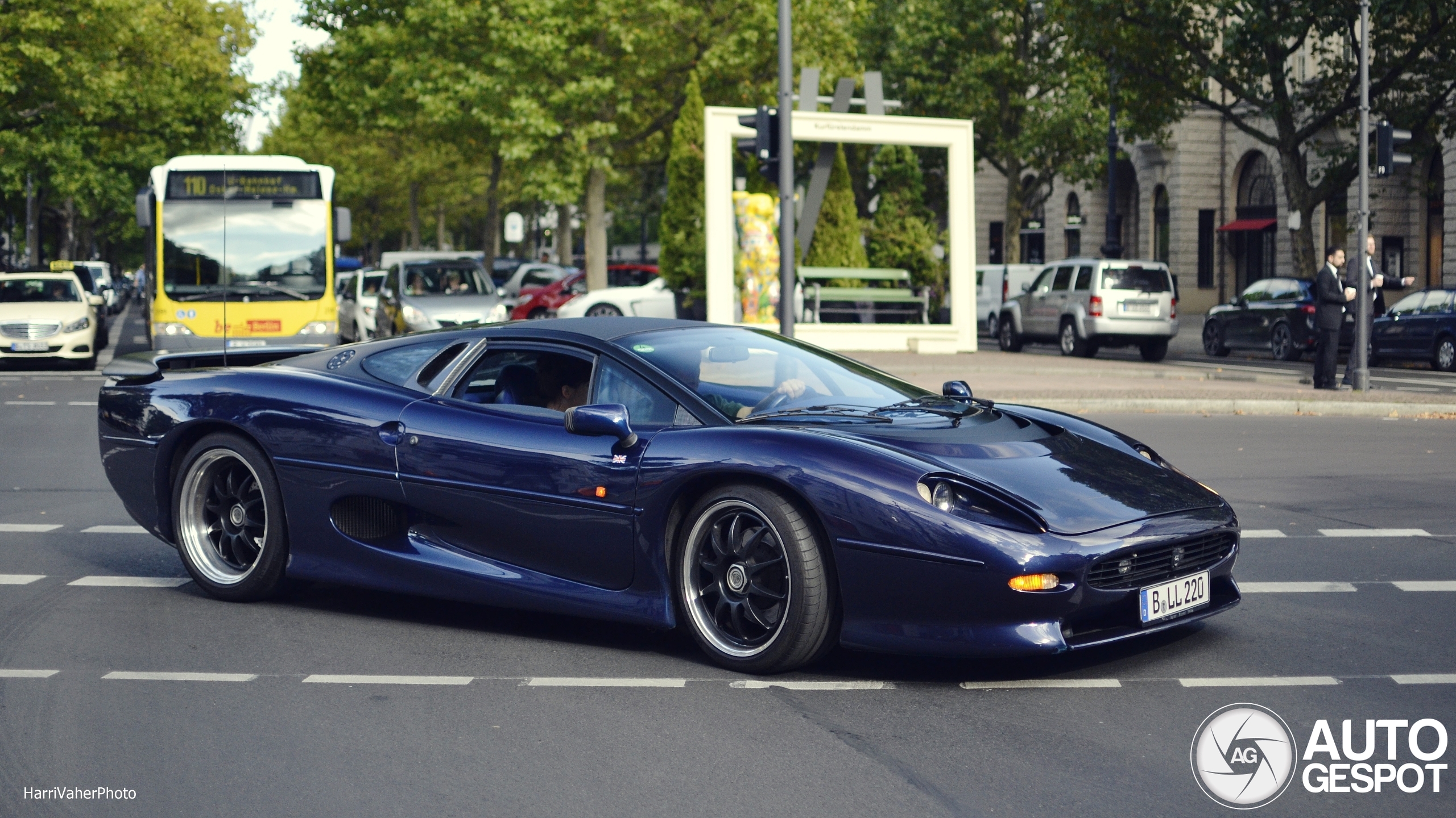 Jaguar XJ220