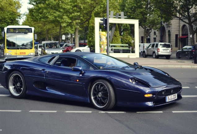 Jaguar XJ220