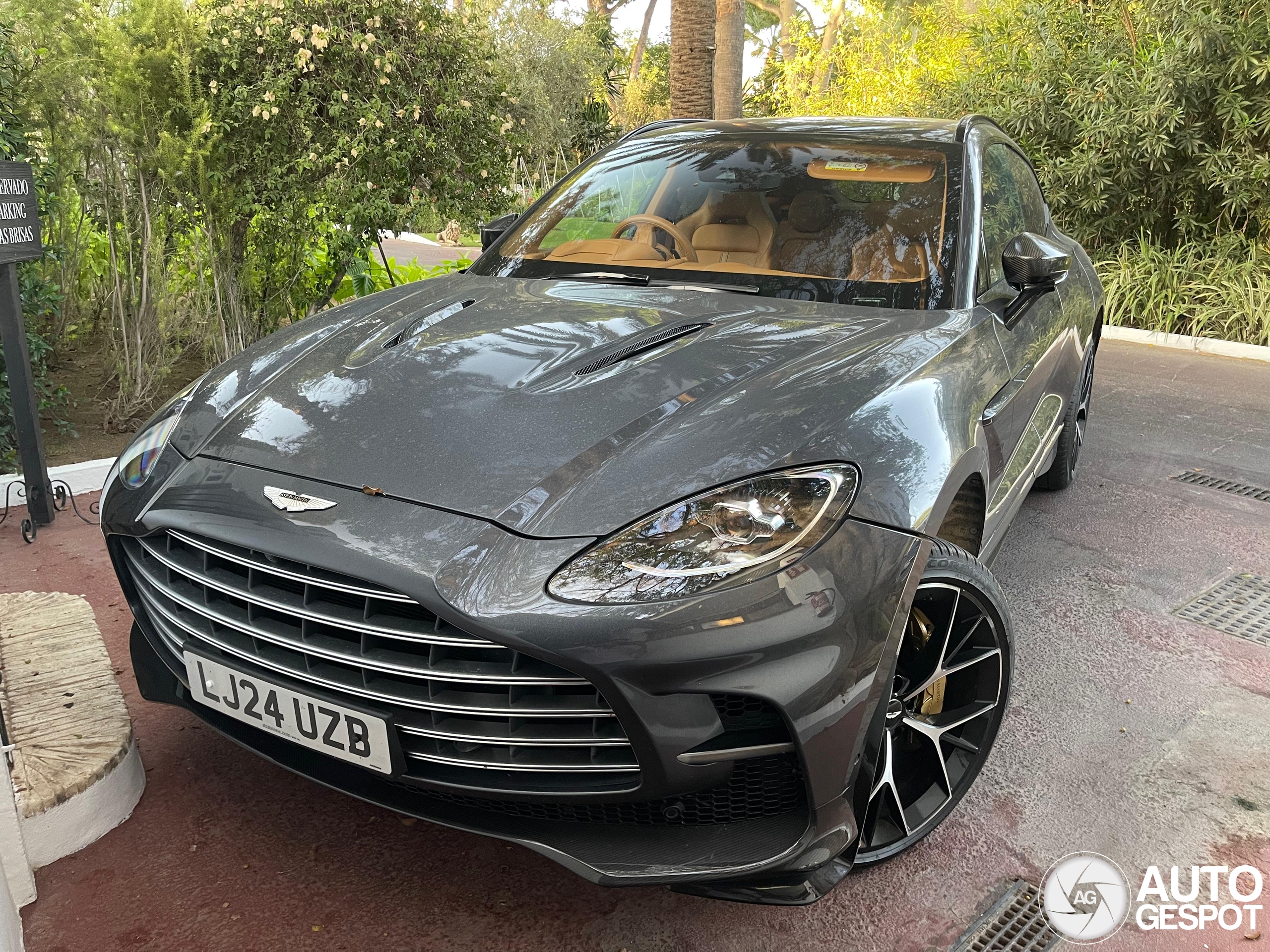 Aston Martin DBX707