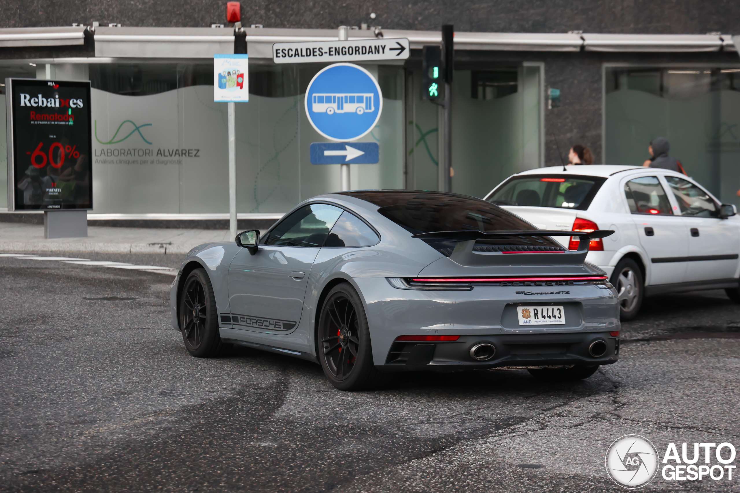 Porsche 992 Carrera 4 GTS