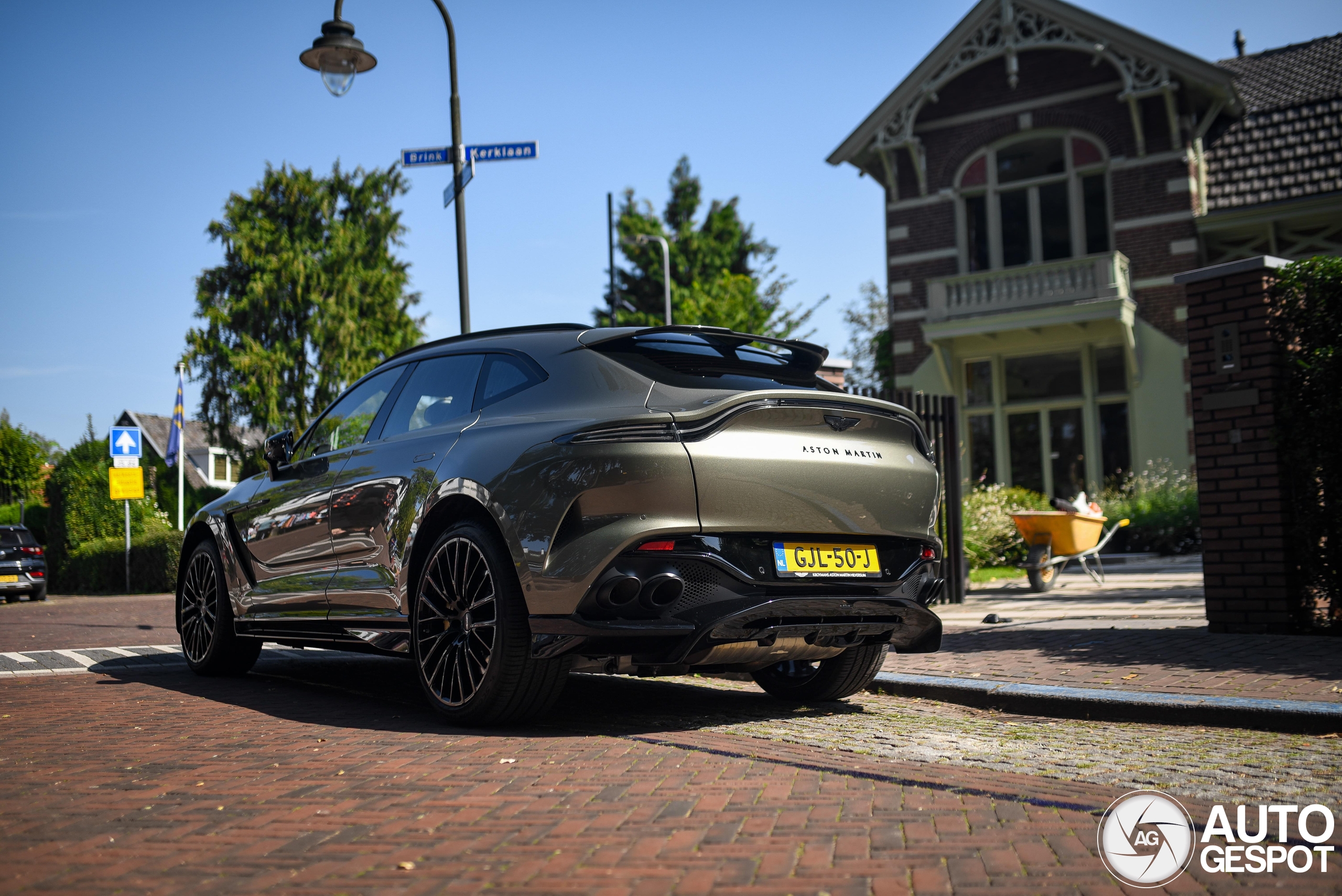 Aston Martin DBX707