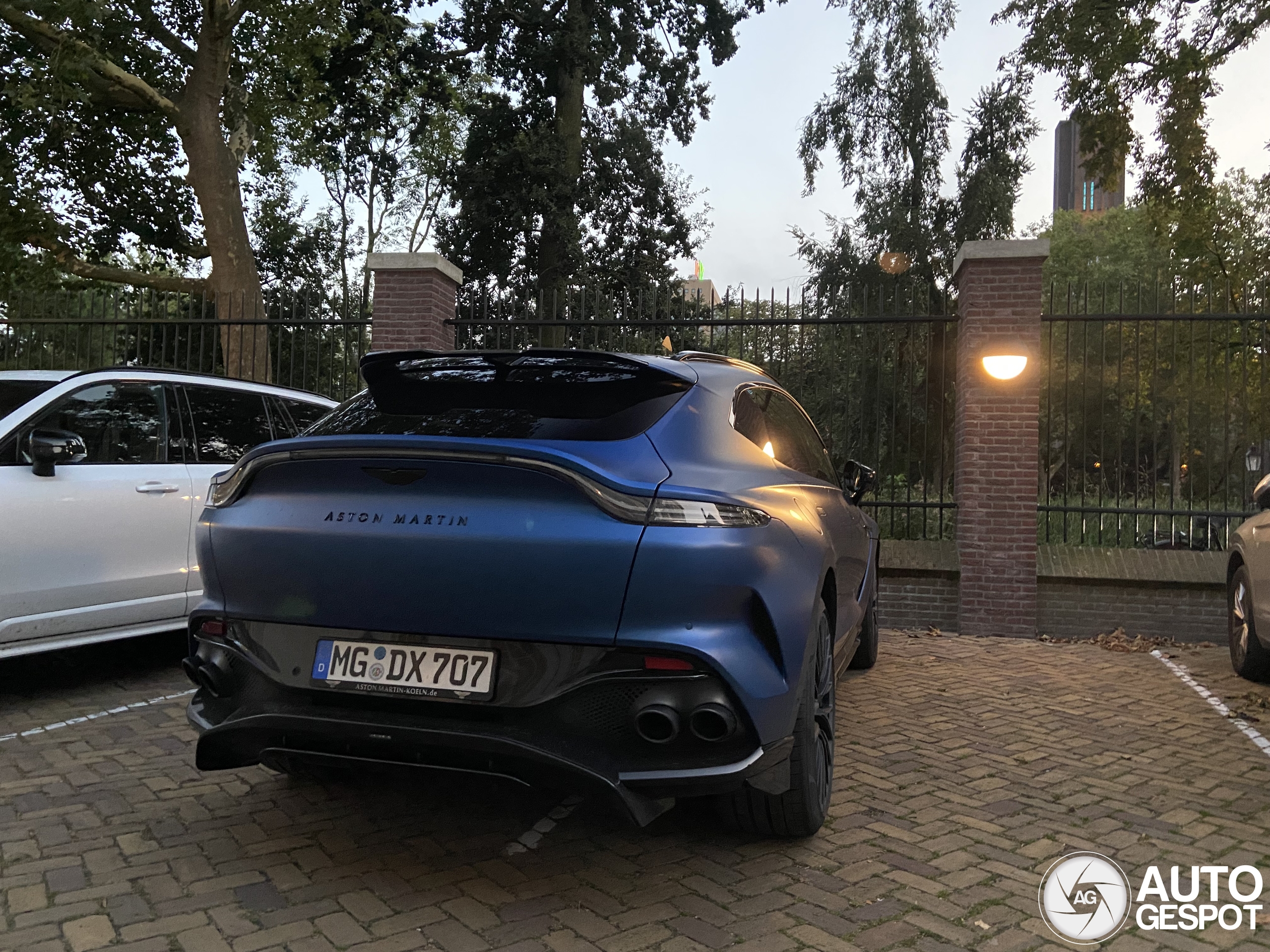 Aston Martin DBX707