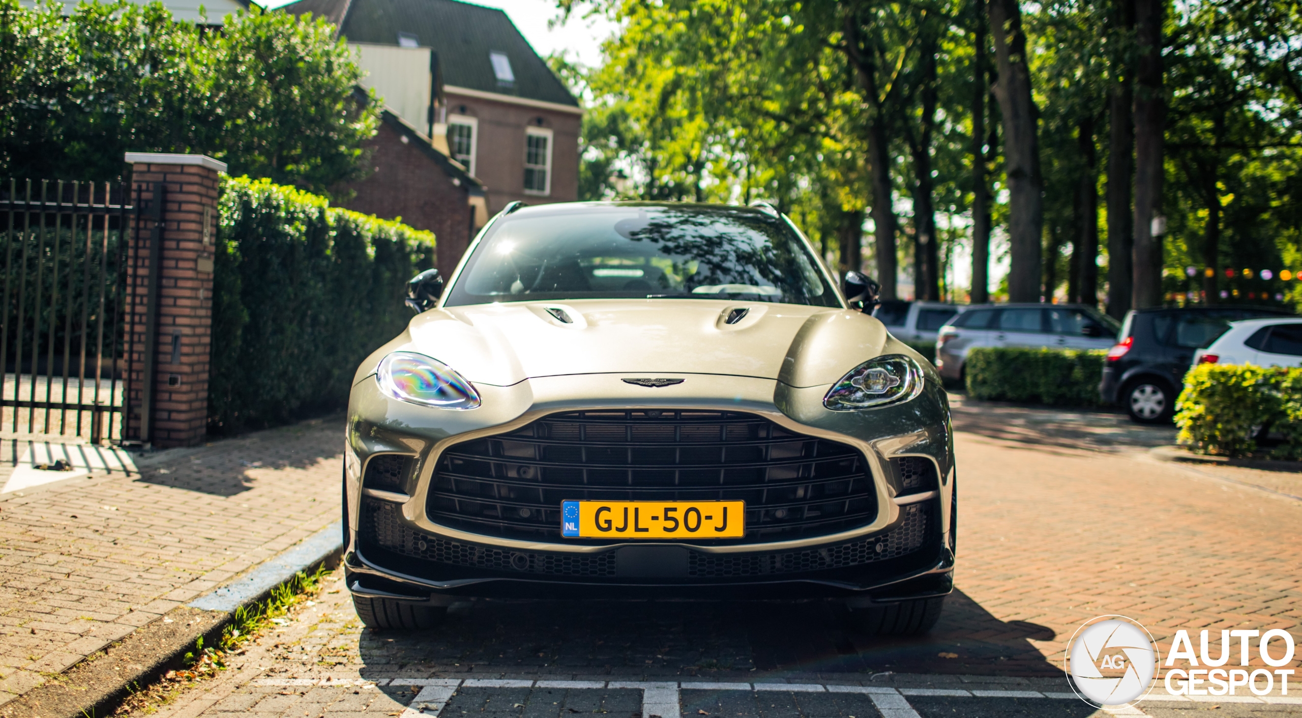 Aston Martin DBX707