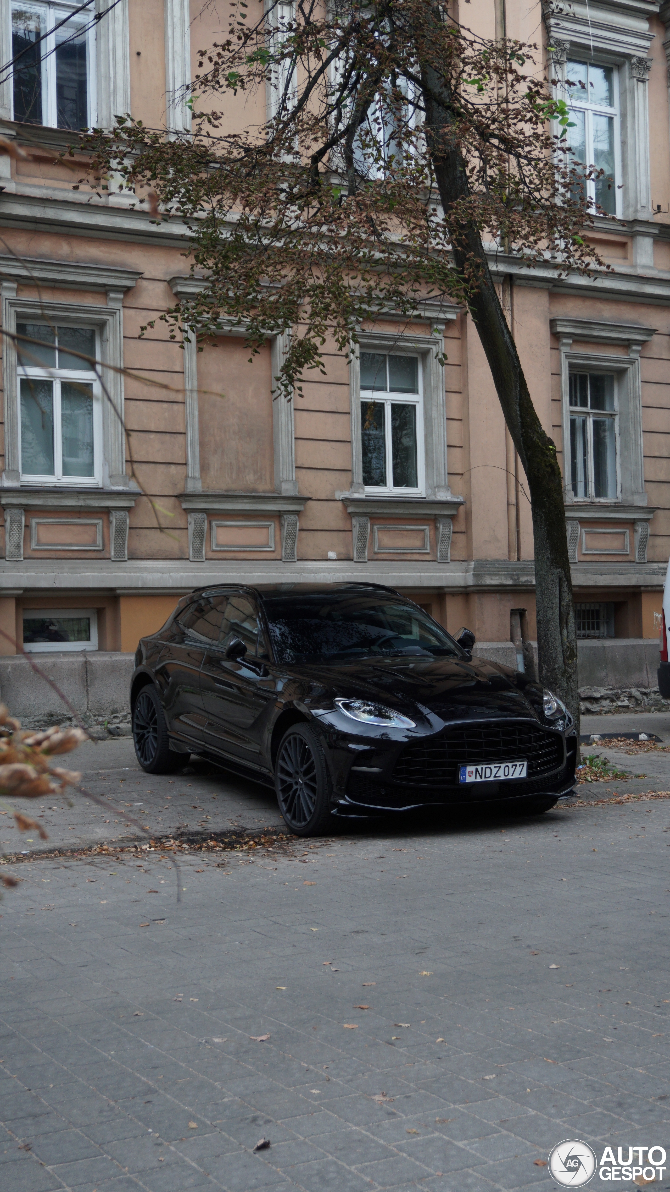 Aston Martin DBX707