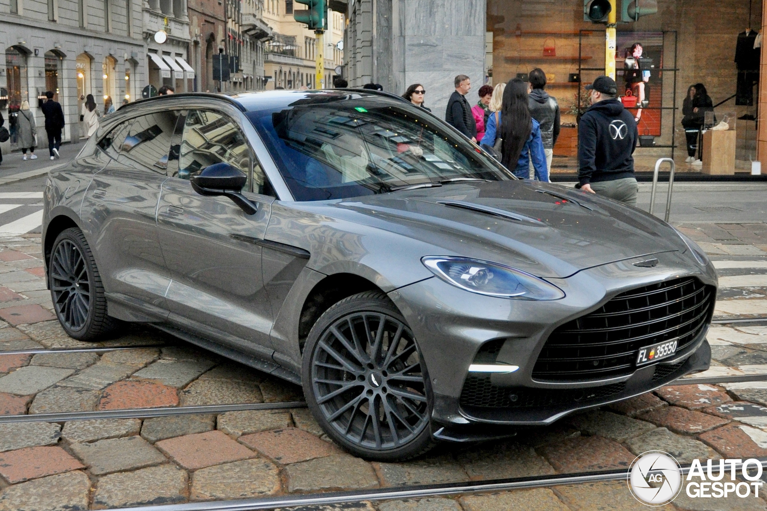 Aston Martin DBX707