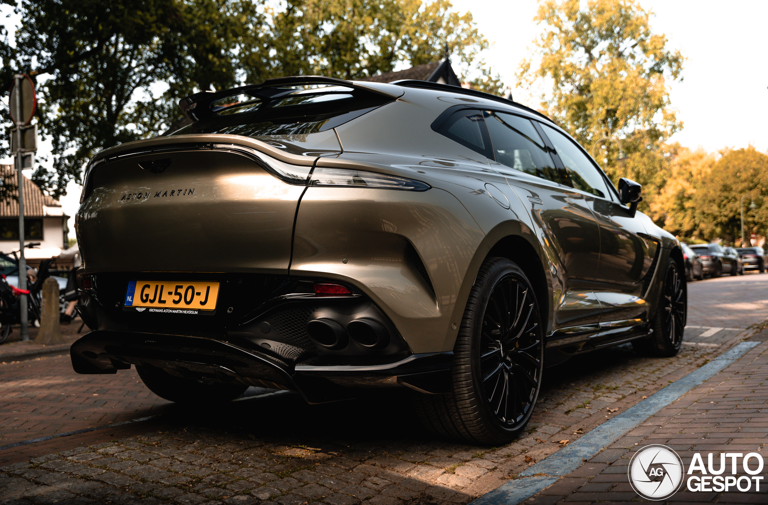 Aston Martin DBX707