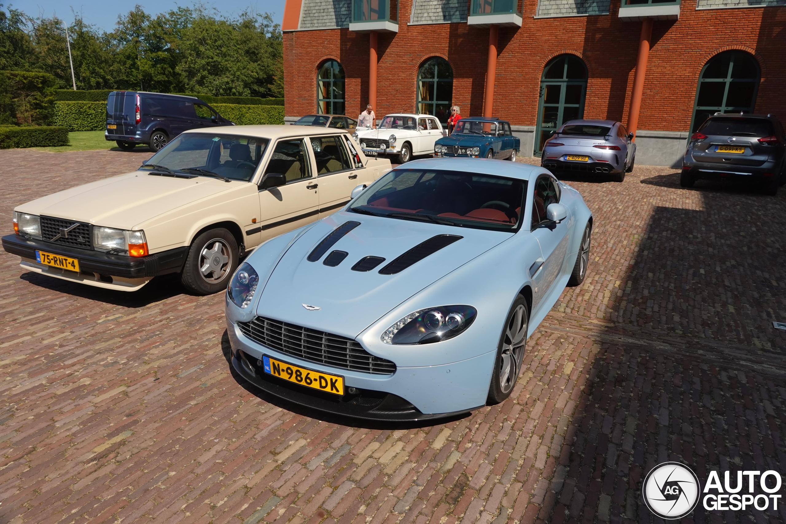 Aston Martin V12 Vantage