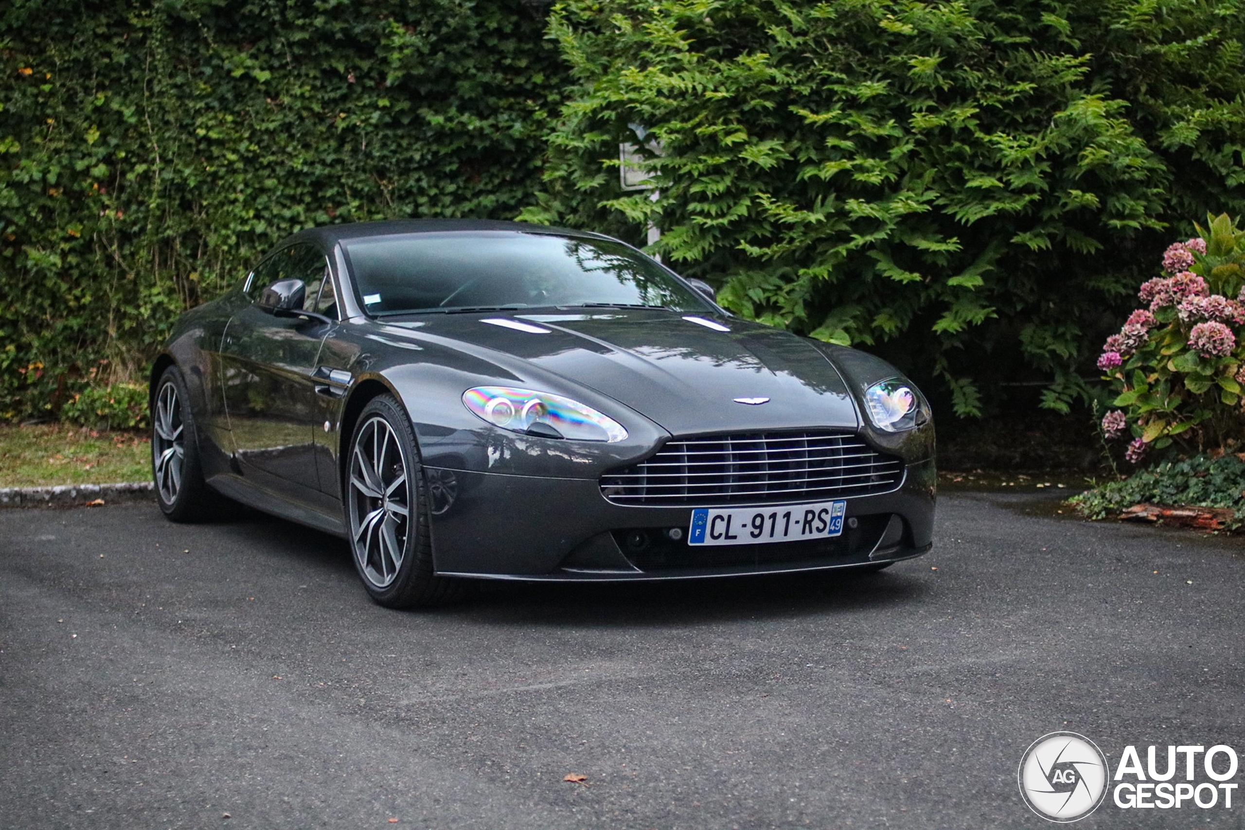 Aston Martin V8 Vantage 2012