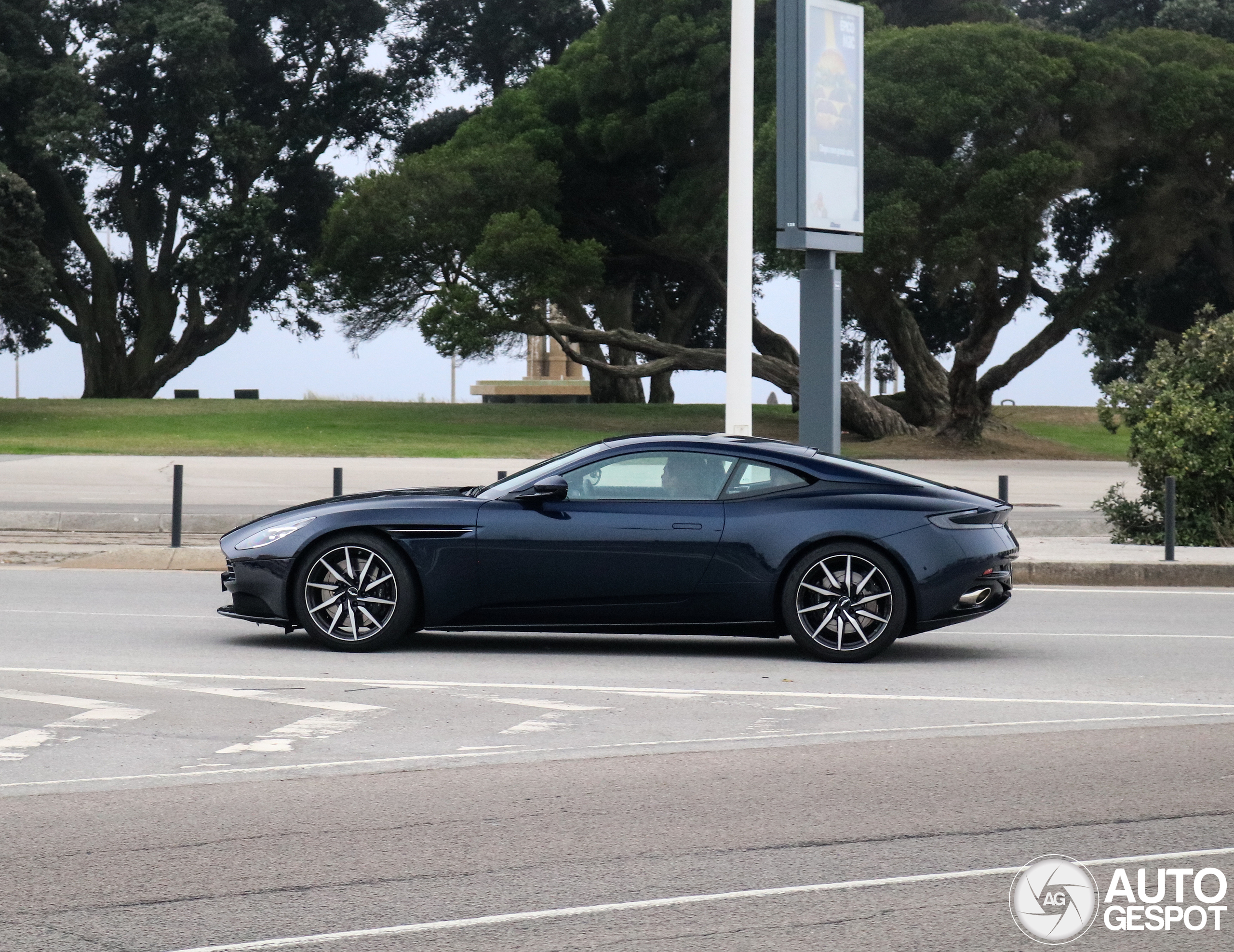 Aston Martin DB11 V8