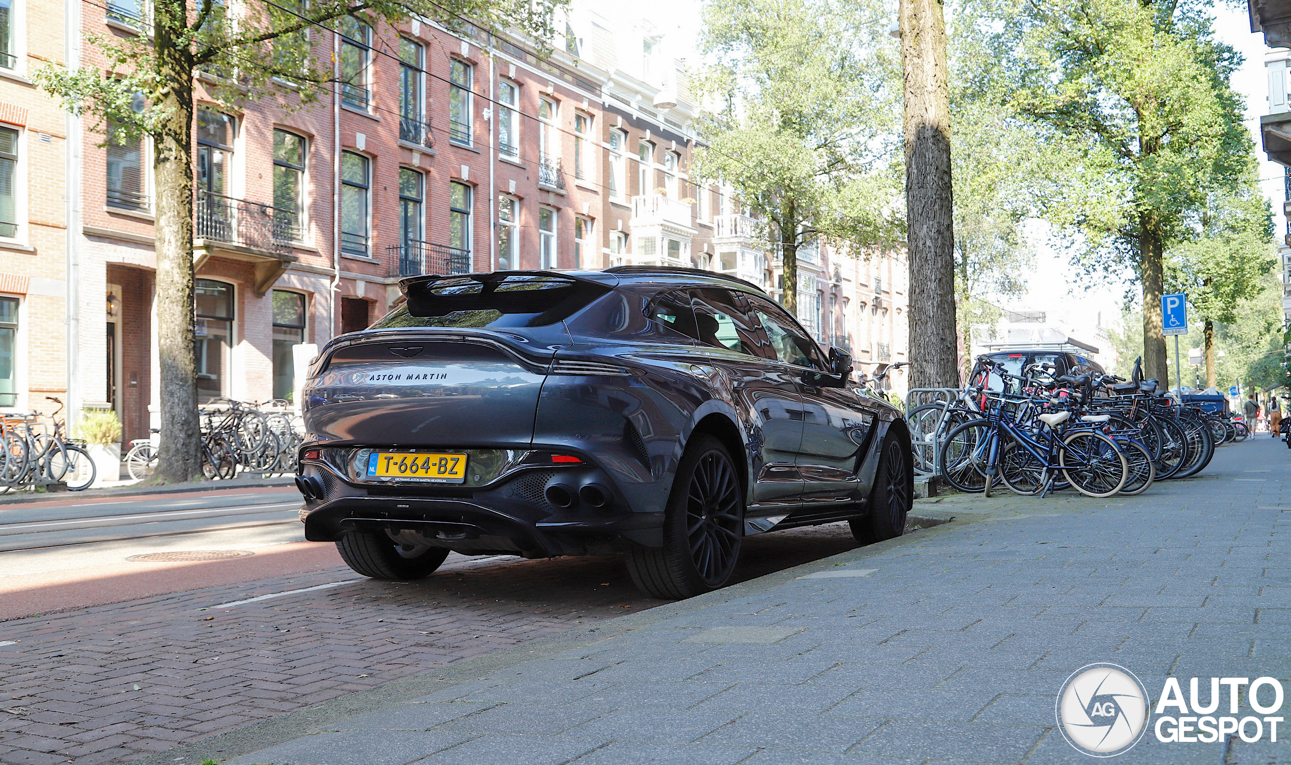 Aston Martin DBX707