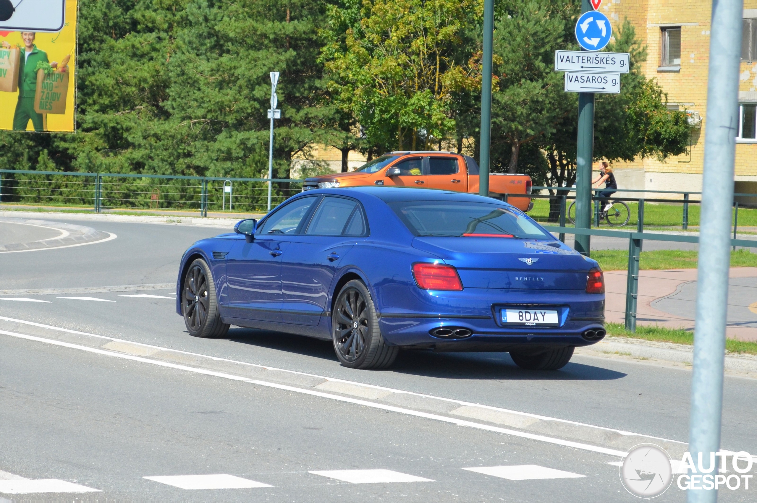 Bentley Flying Spur V8 Azure