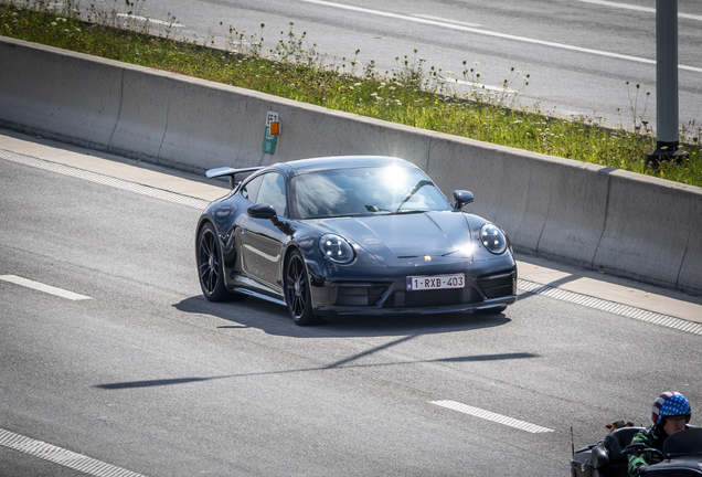 Porsche 992 Carrera 4 GTS