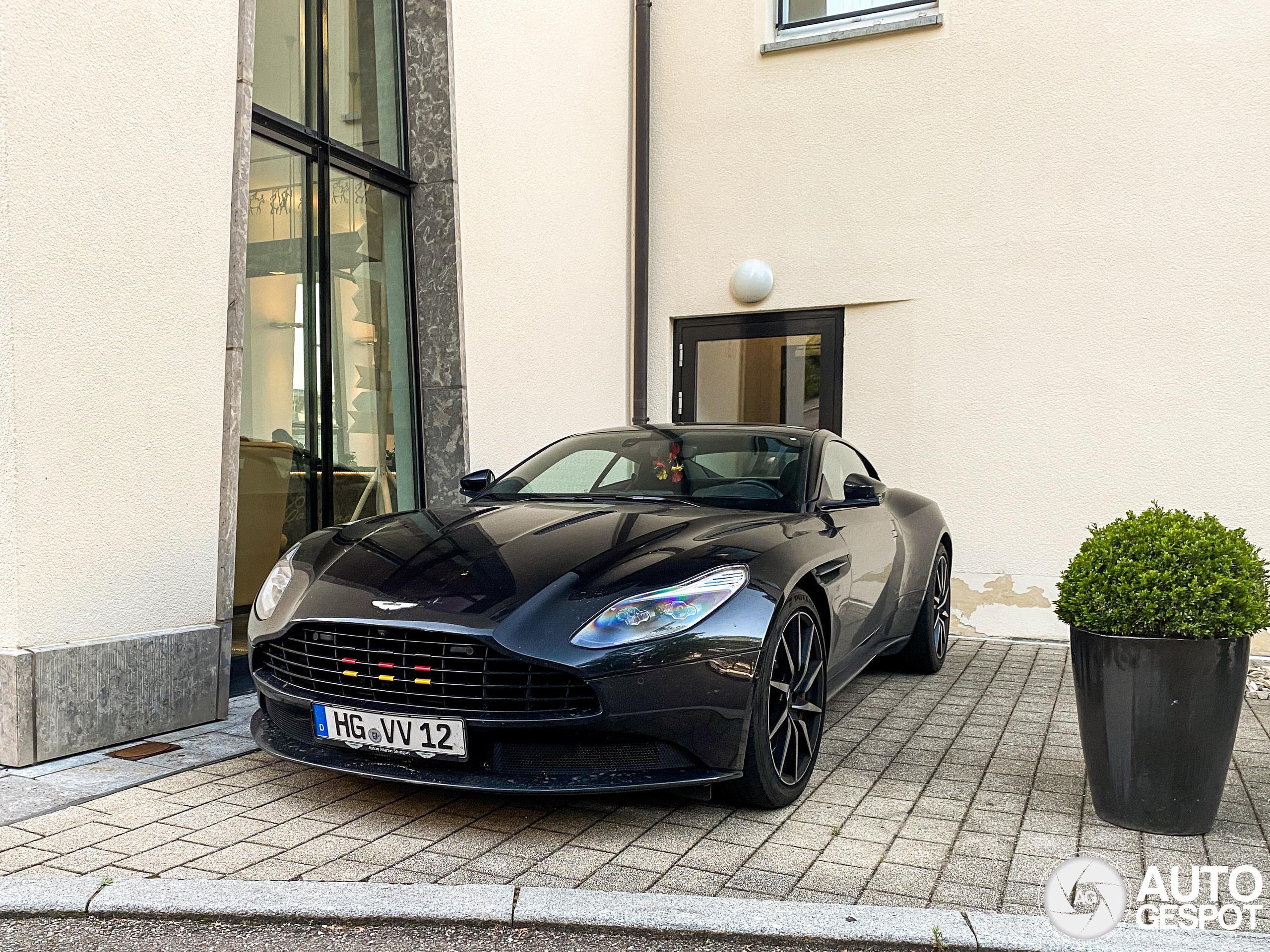 Aston Martin DB11 V8