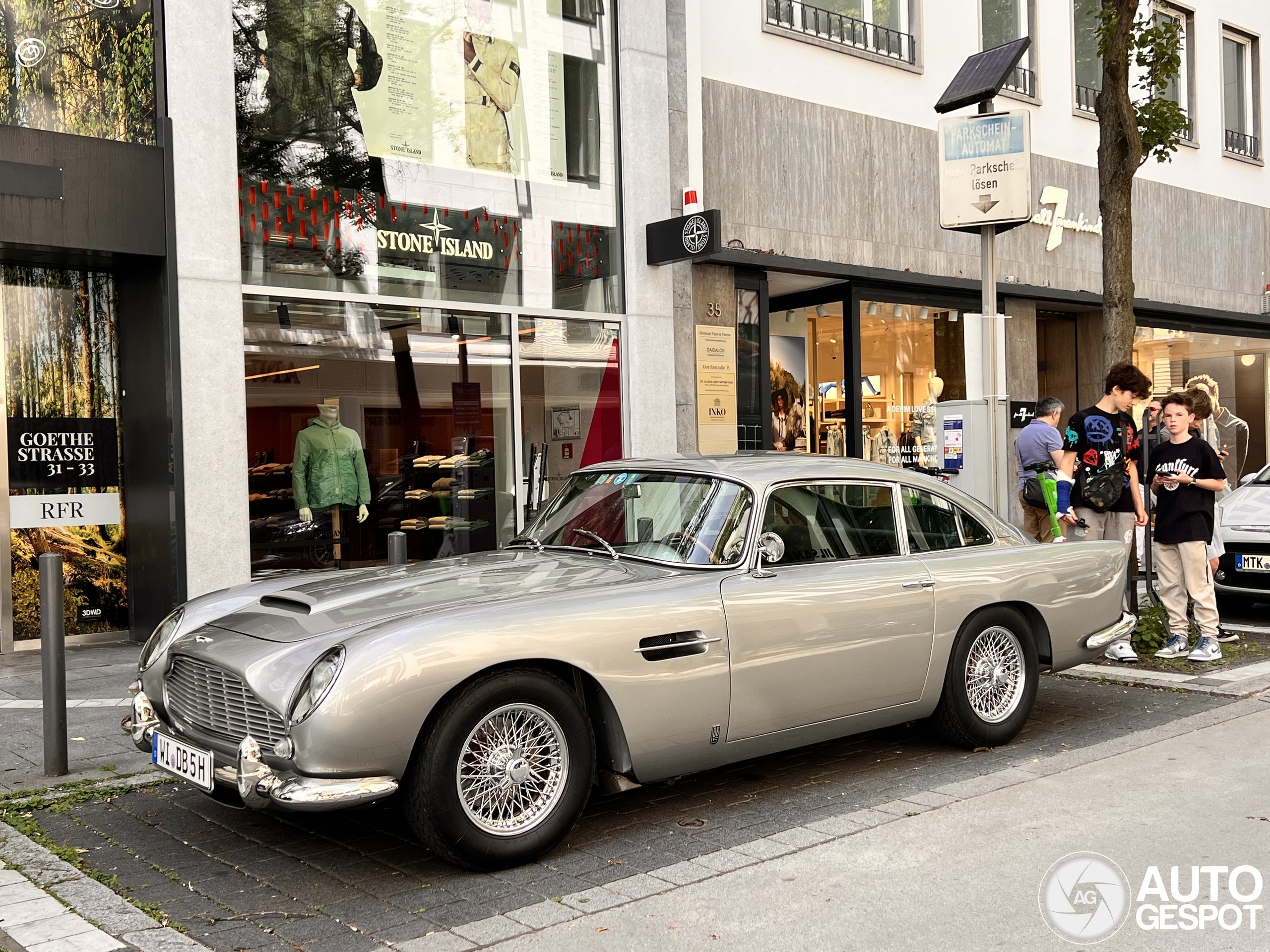 In deze Aston Martin ben je echt James Bond